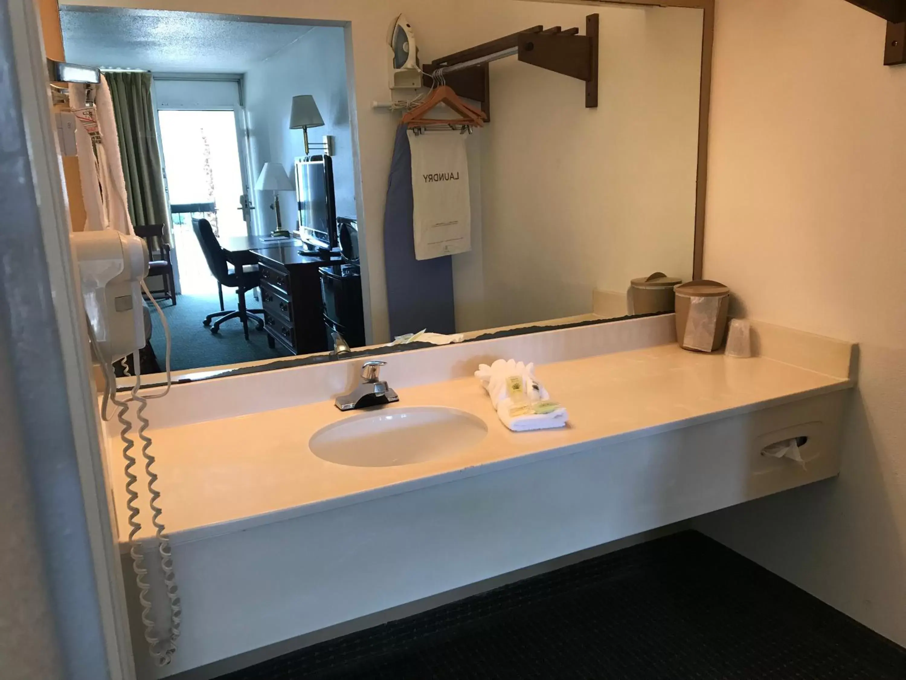 Bathroom in Carmel Inn and Suites Thibodaux