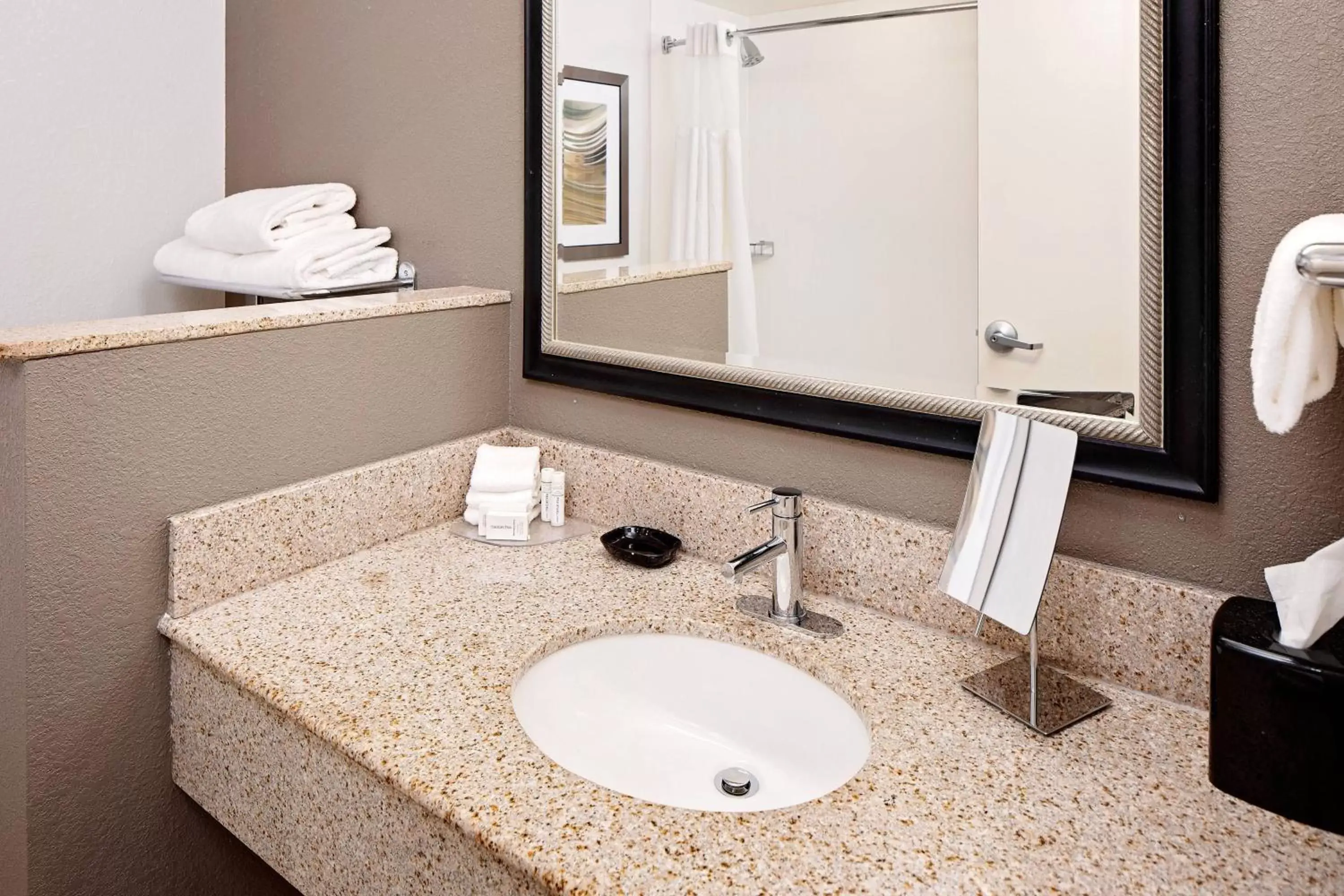 Bathroom in Courtyard by Marriott Pittsburgh West Homestead Waterfront