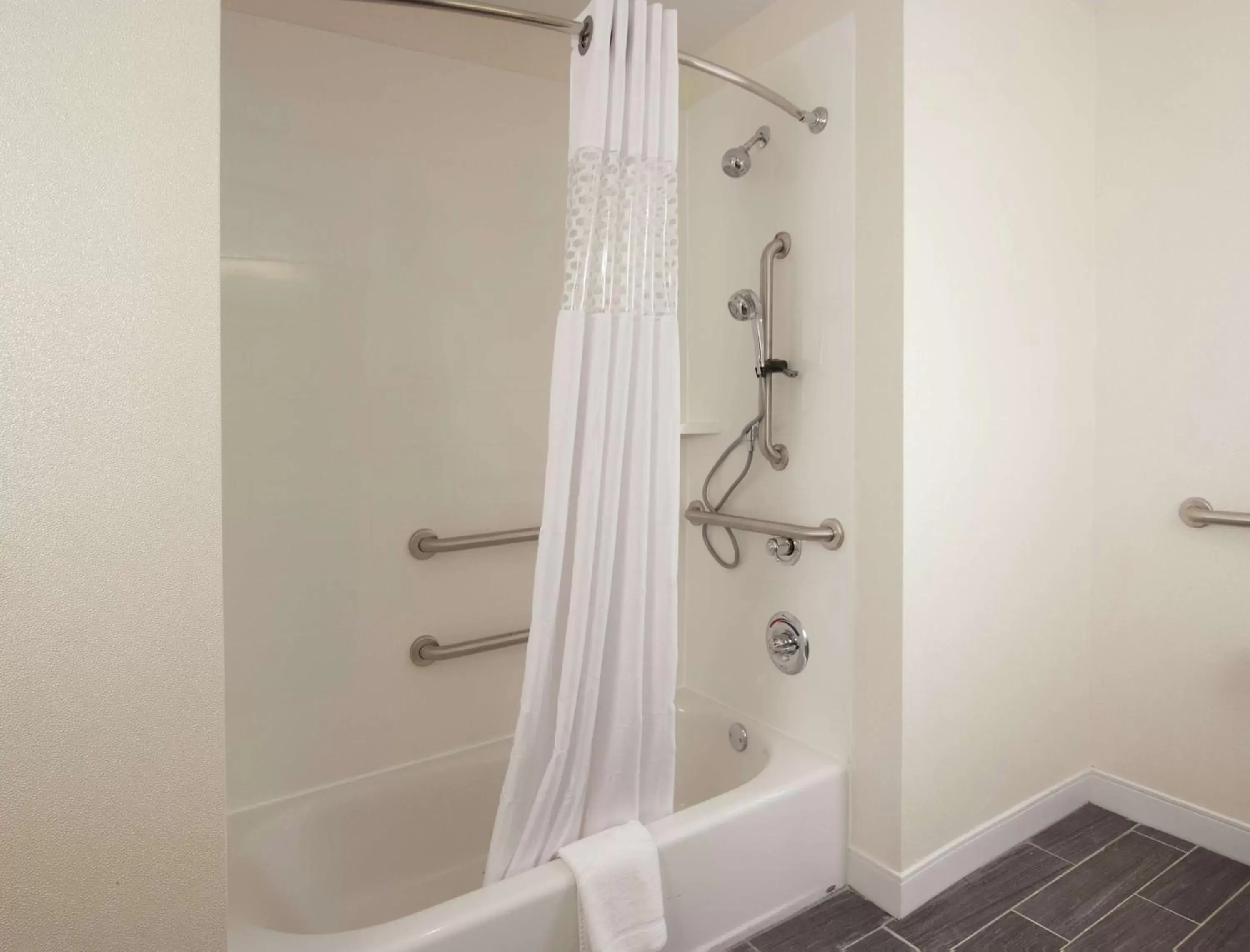 Bathroom in Hampton Inn & Suites by Hilton Augusta-Washington Rd