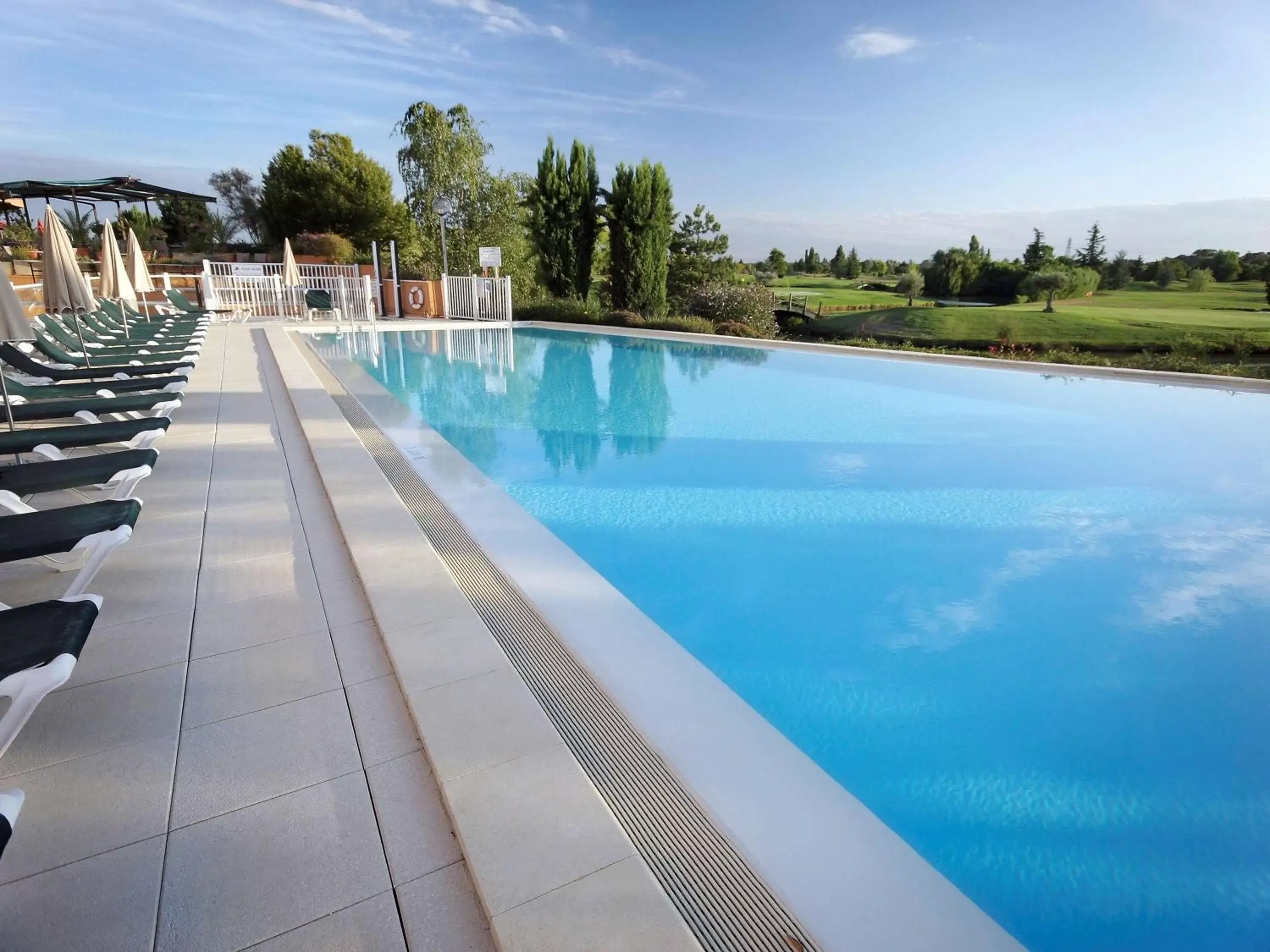 On site, Swimming Pool in Mercure Toulouse Aéroport Golf de Seilh