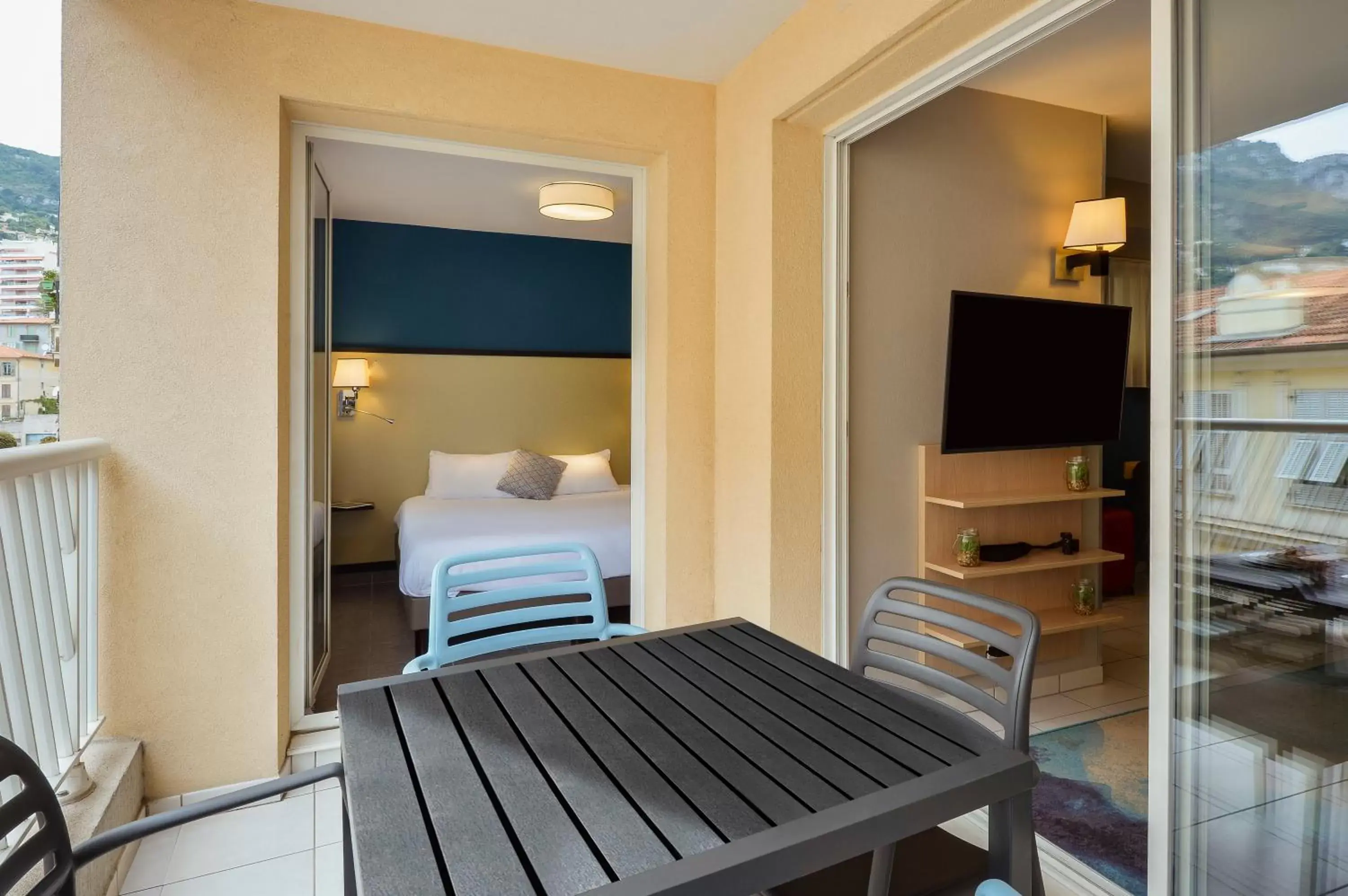 Balcony/Terrace, Bed in Aparthotel Adagio Monaco Monte Cristo