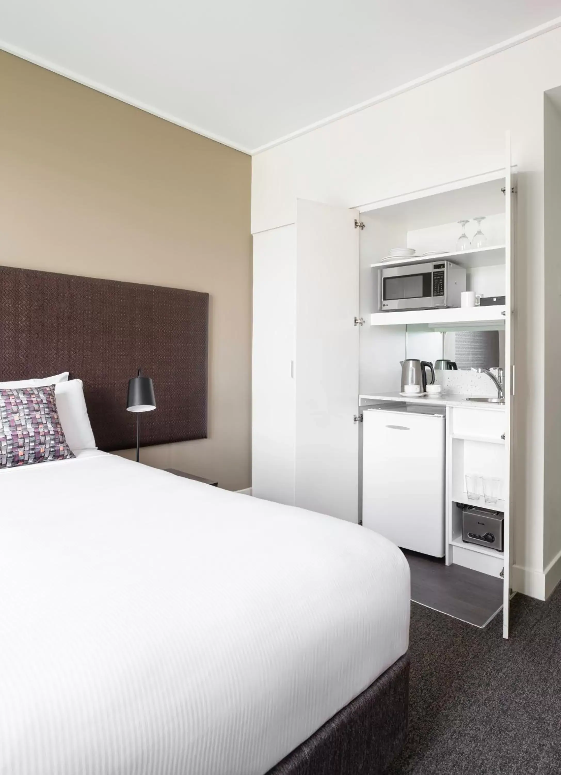 Kitchen or kitchenette, Bed in Mantra on Jolimont