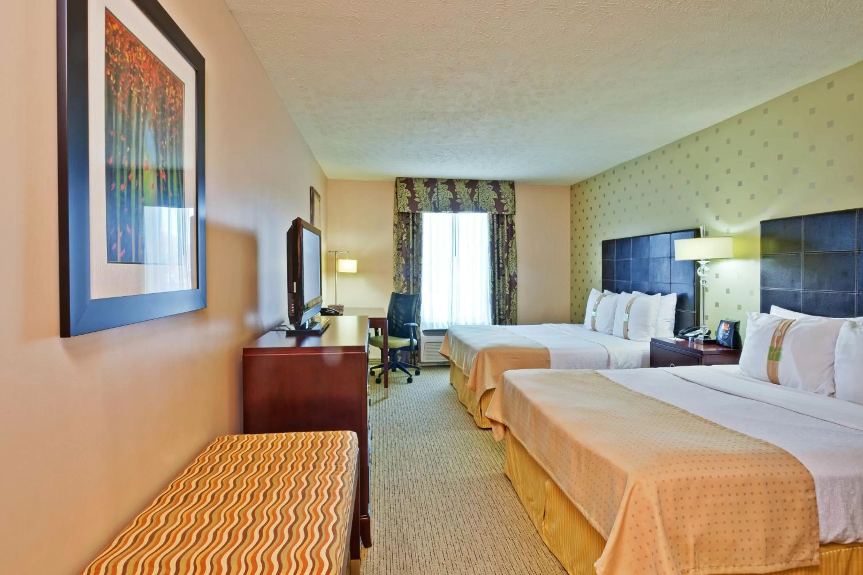Photo of the whole room, Bed in Holiday Inn Bloomington-University Area by IHG