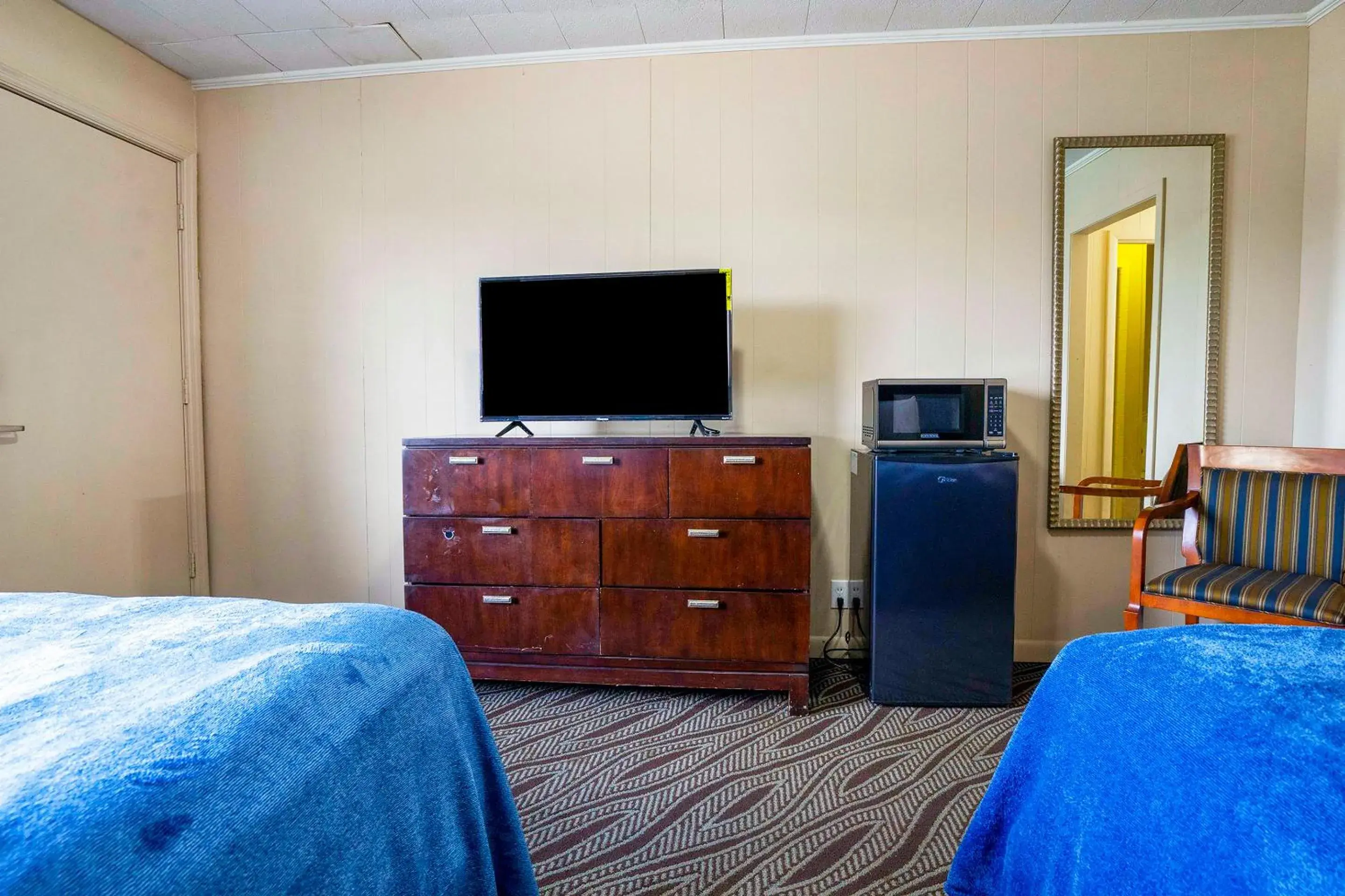 Bedroom, TV/Entertainment Center in OYO Hotel Opp AL, Floral Hwy