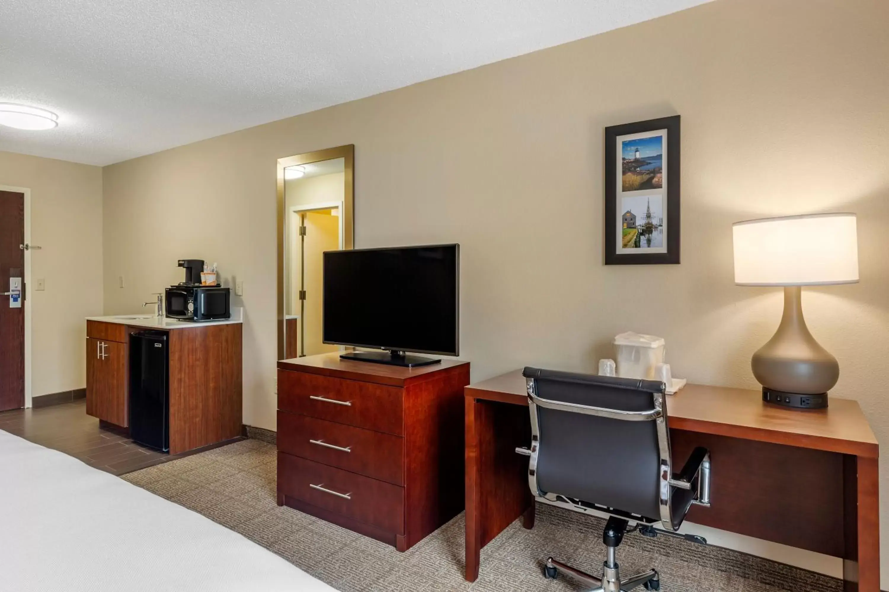 Photo of the whole room, TV/Entertainment Center in Comfort Inn Danvers - Boston North Shore