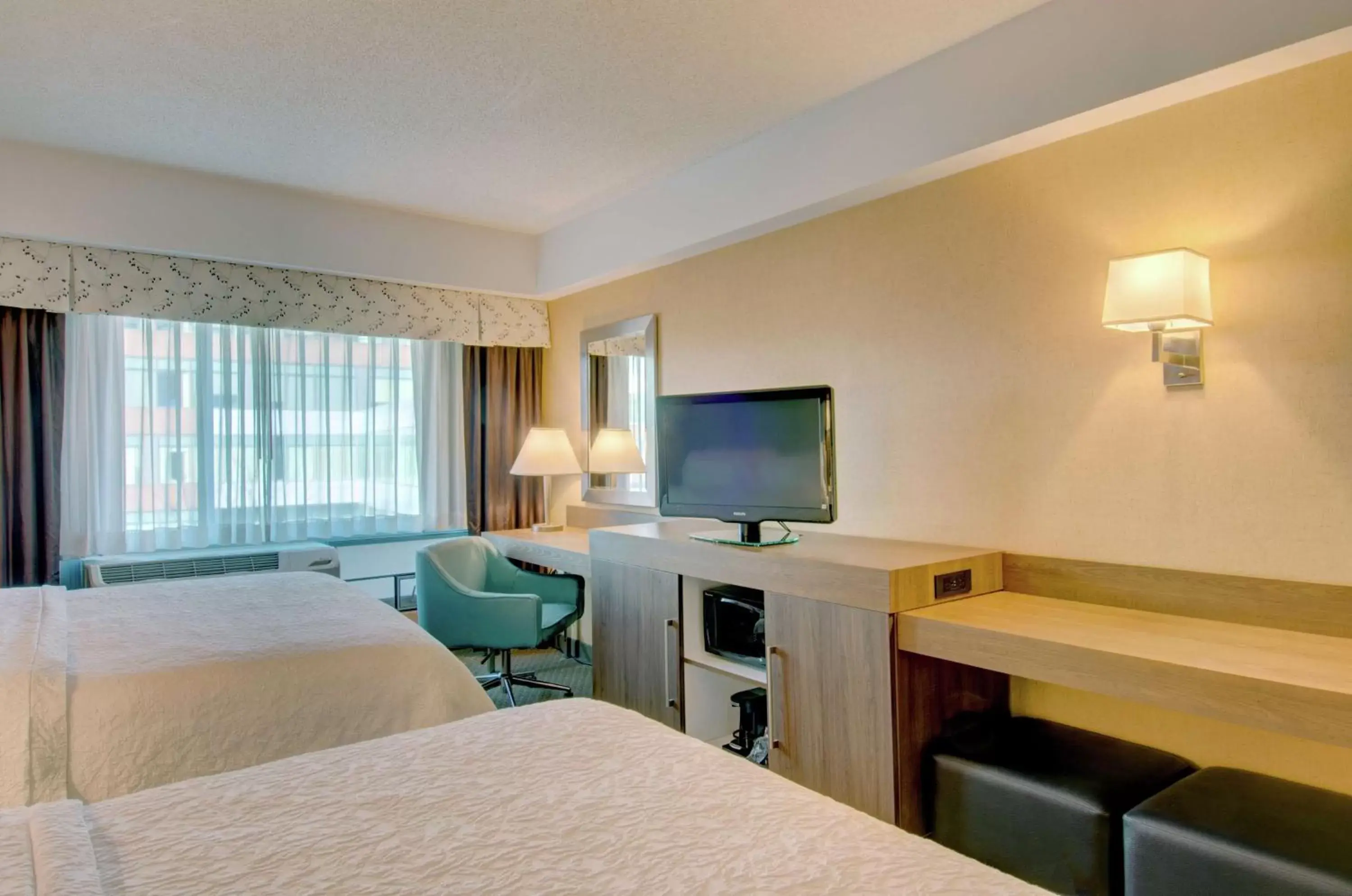 Bedroom, Bed in Hampton Inn & Suites Boston Crosstown Center Bedroom, Bed in Hampton Inn & Suites Boston Crosstown Center