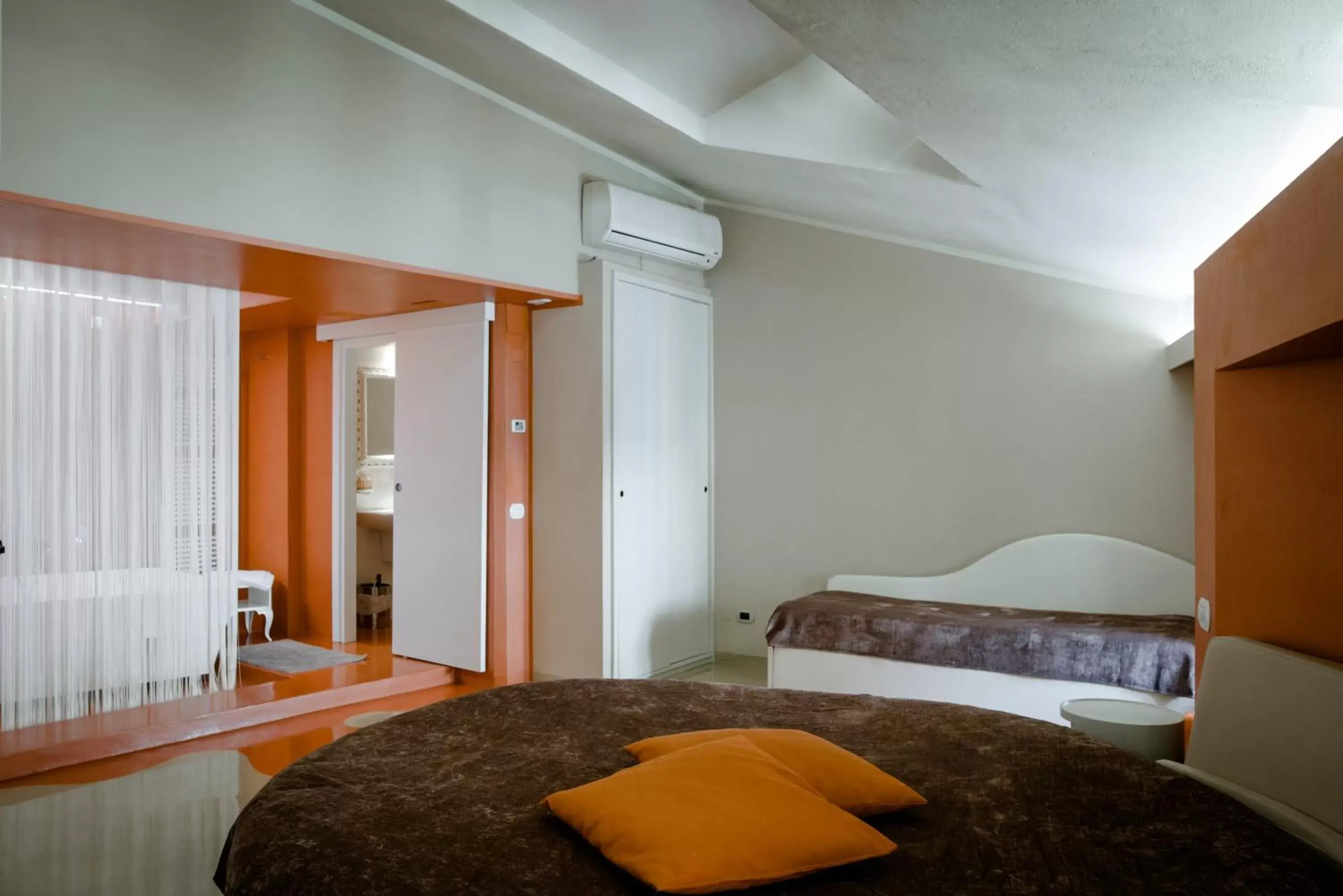 Shower, Bed in Alessi Hotel Trattoria