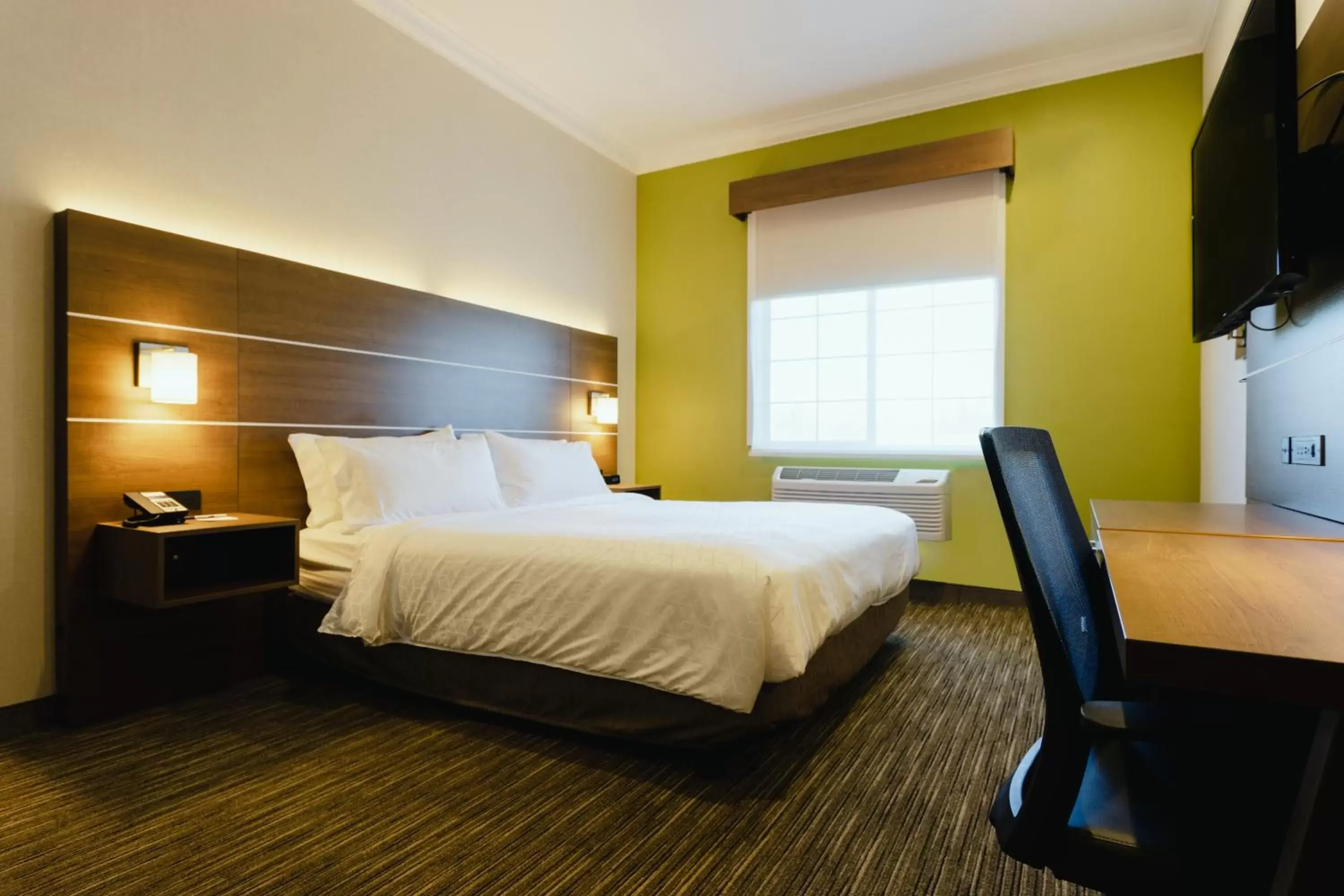 Bed in Holiday Inn Express Davis-University Area, an IHG Hotel