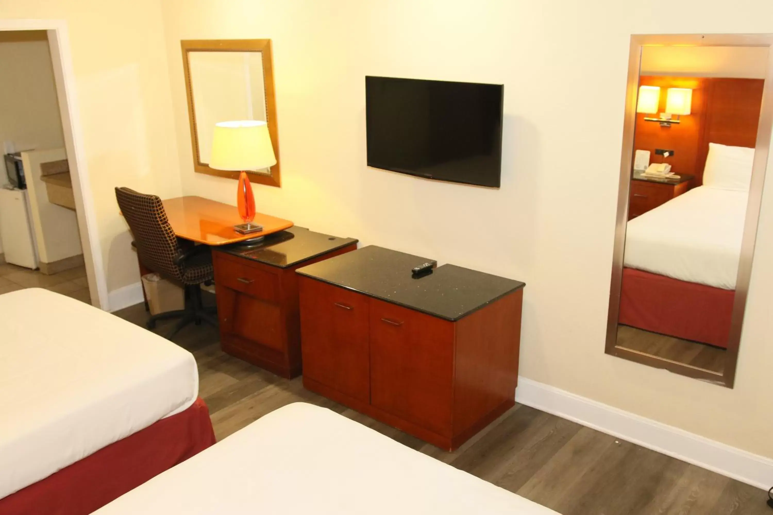 Bed, TV/Entertainment Center in Town and Country Inn