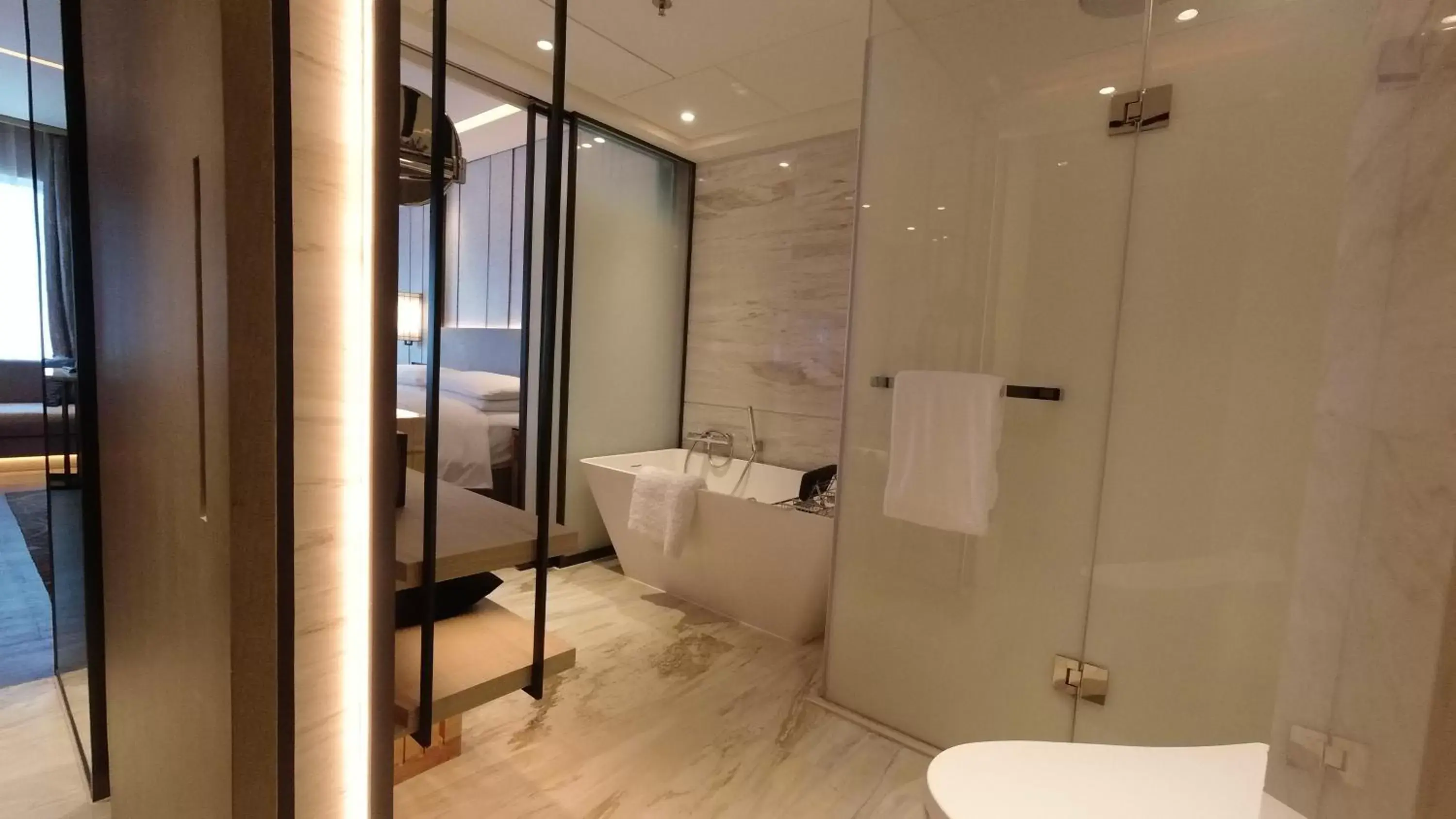 Bathroom in Renaissance Shenzhen Luohu Hotel