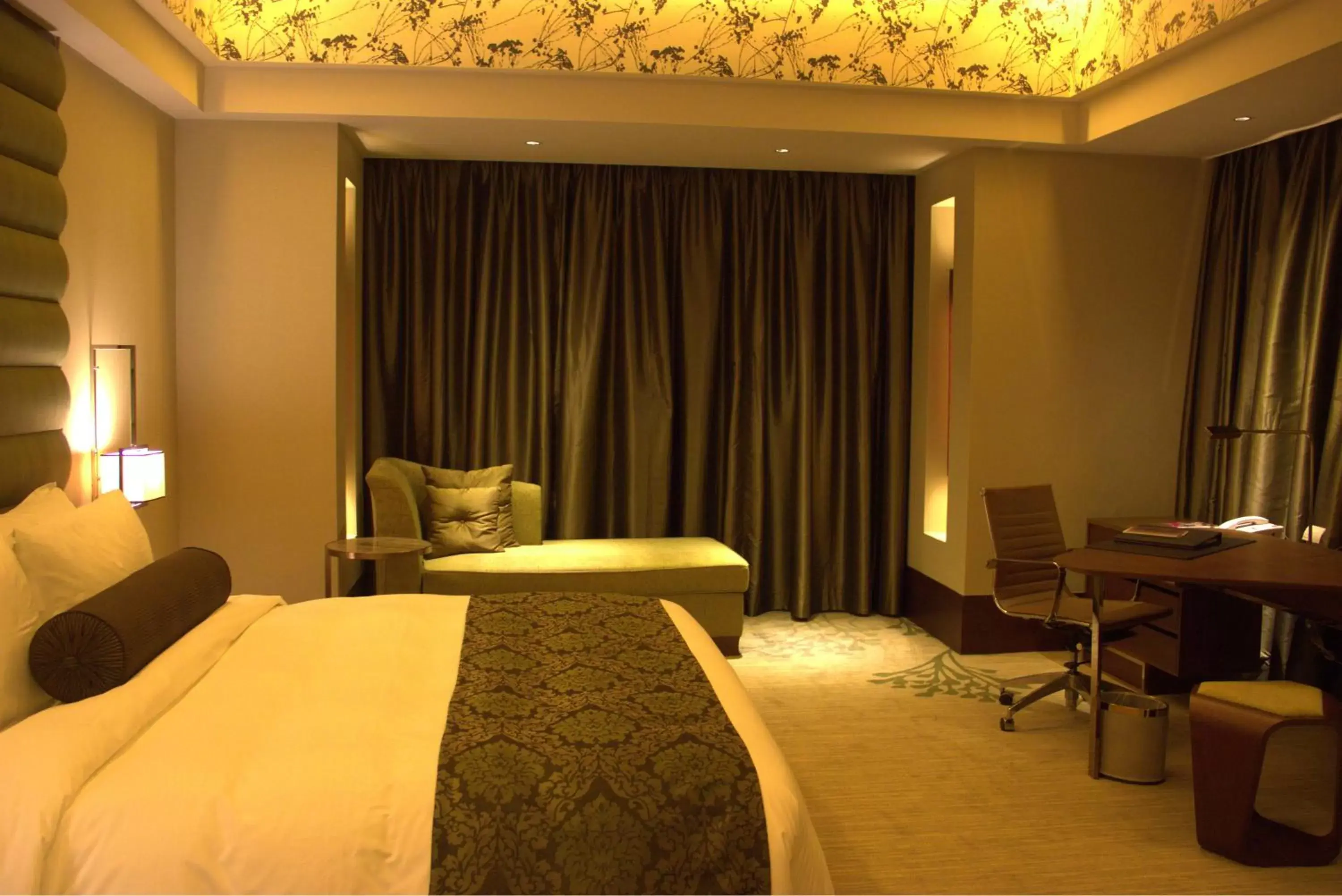 Living room, Bed in Crowne Plaza Hefei, an IHG Hotel