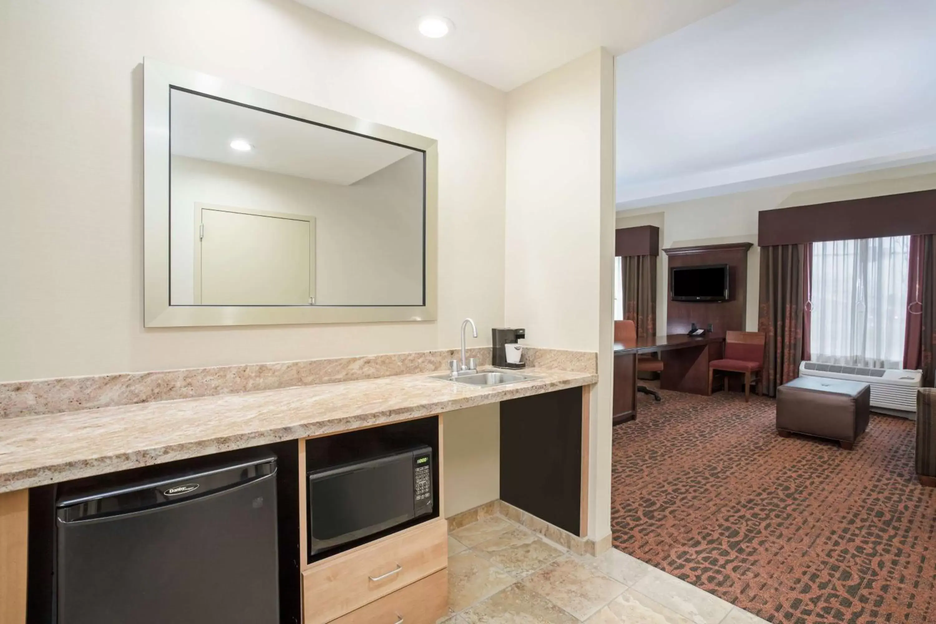 Bedroom, Bathroom in Hampton Inn and Suites Denver/South-RidgeGate