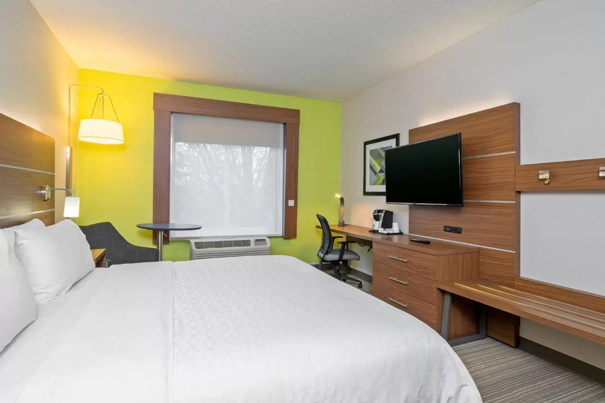 Photo of the whole room, Bed in Holiday Inn Express Hotel & Suites Woodbridge, an IHG Hotel