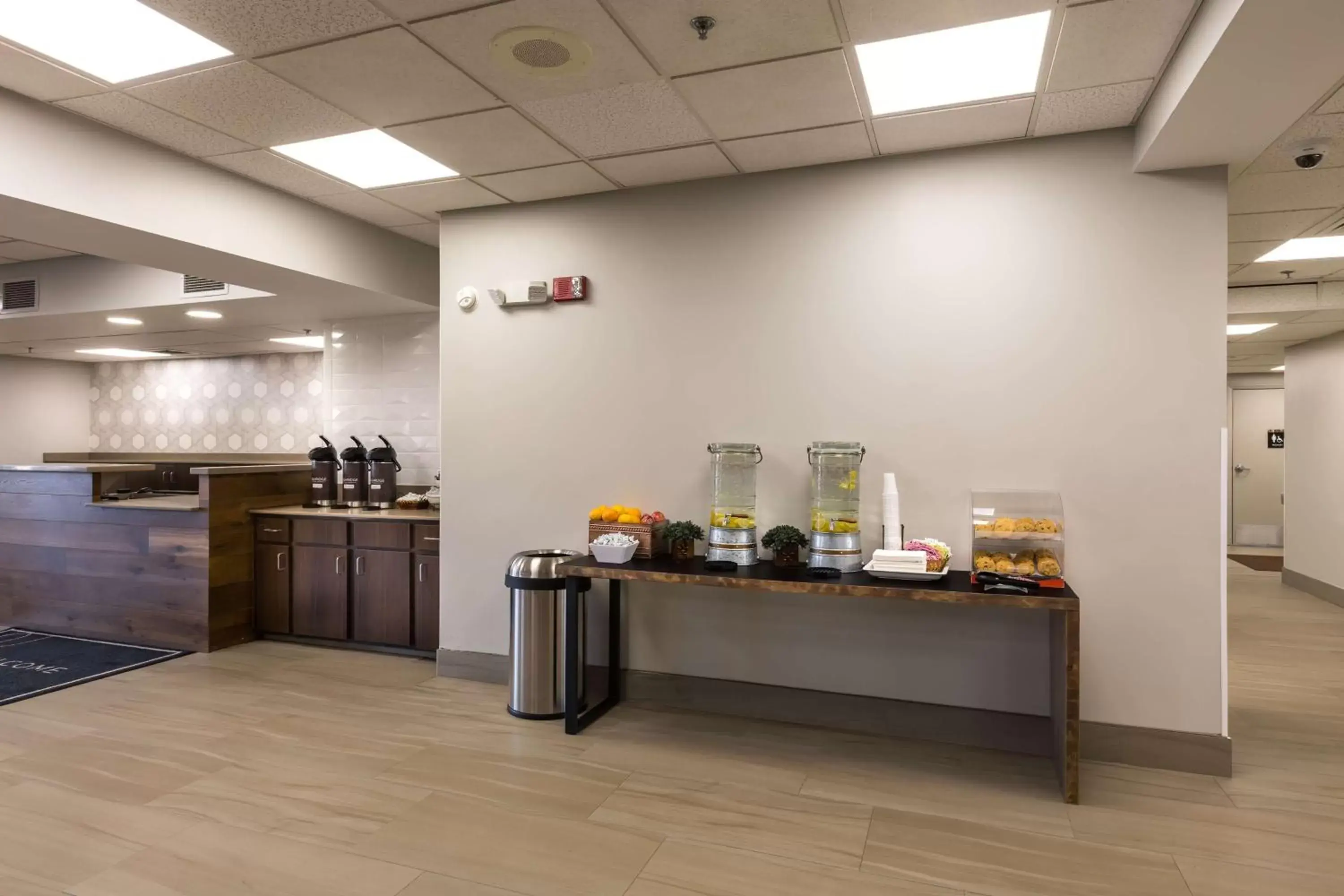 Lobby or reception, Kitchen/Kitchenette in Country Inn & Suites by Radisson, Lake Norman Huntersville, NC