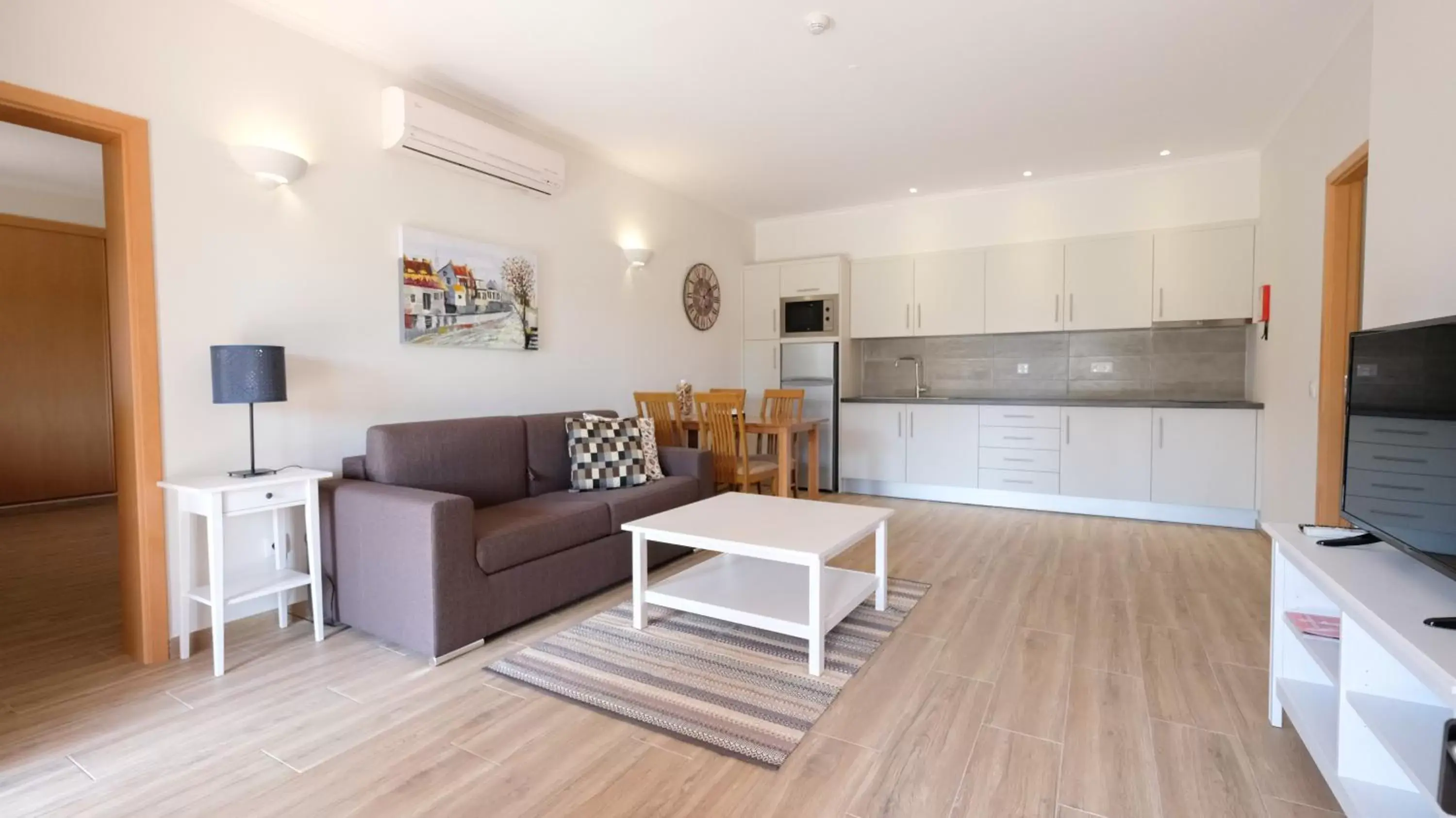 Kitchen or kitchenette, Seating Area in Quinta dos Poetas Nature Hotel & Apartments