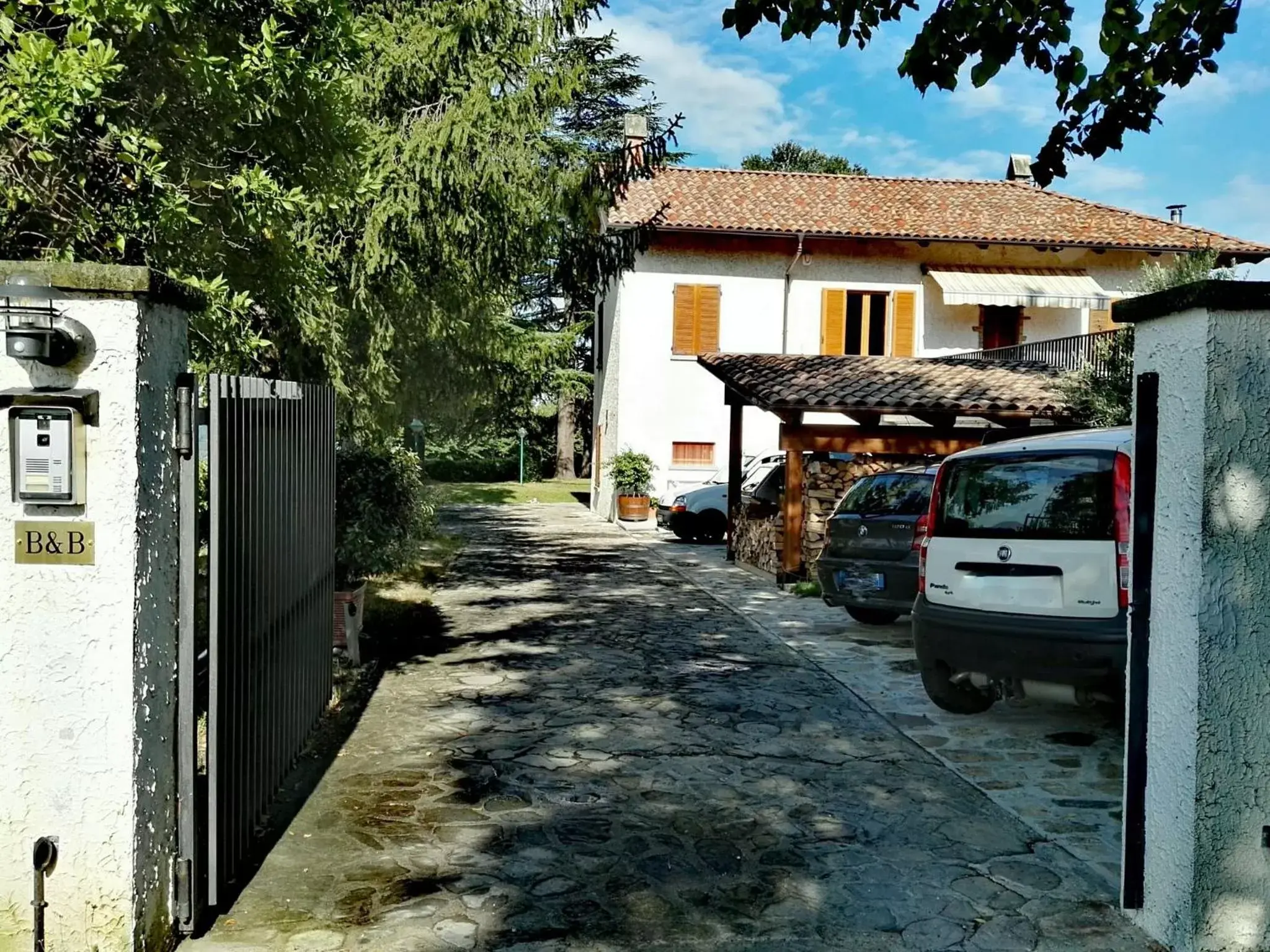 Facade/entrance, Property Building in B&B Luna di Langa