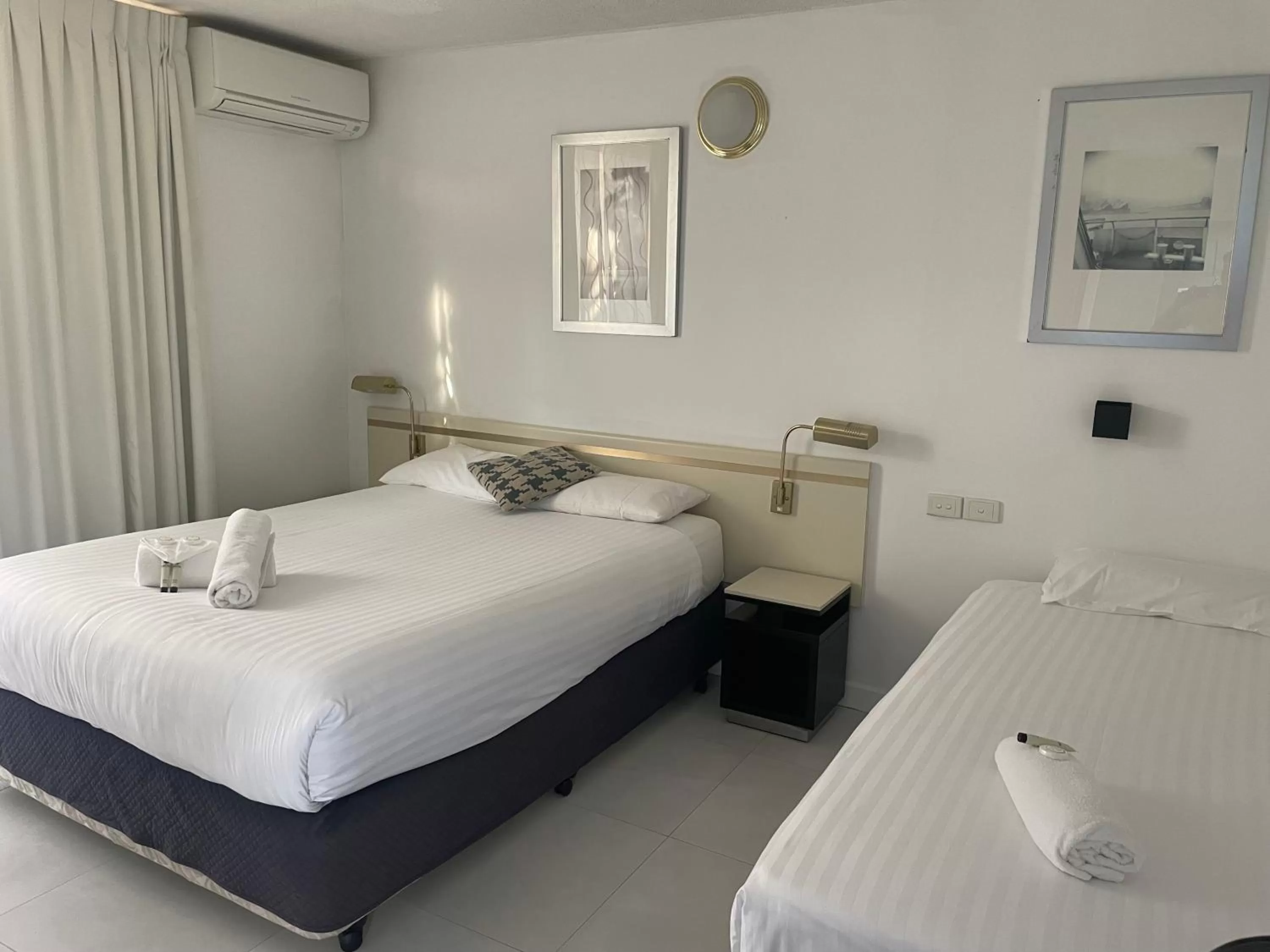 Bed in Lakeview Motor Inn