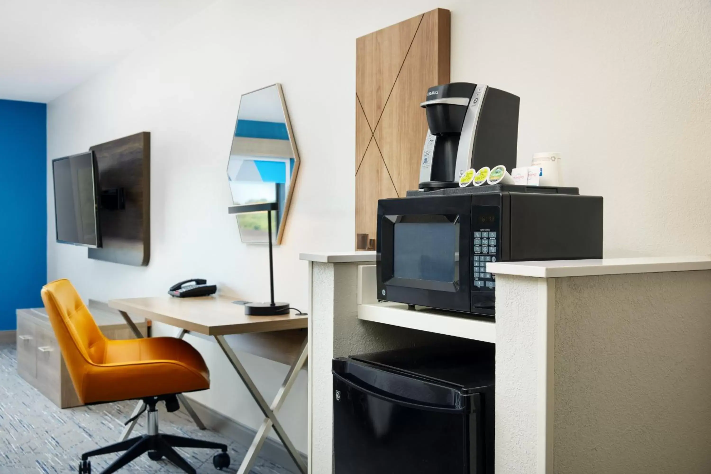 Photo of the whole room, TV/Entertainment Center in Holiday Inn Express & Suites Bridgeport, an IHG Hotel