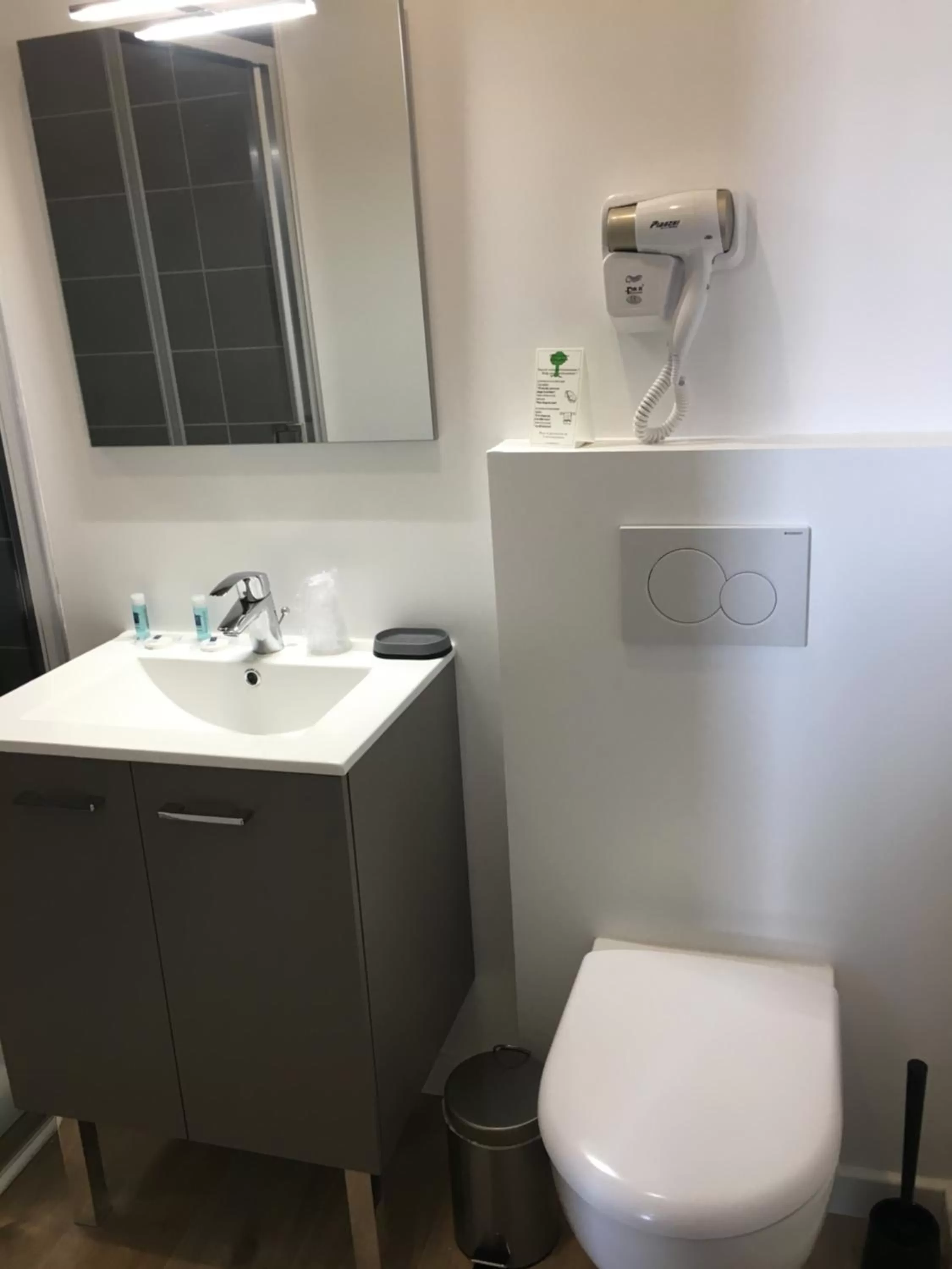 Shower in Hôtel Le Biarritz - Vichy