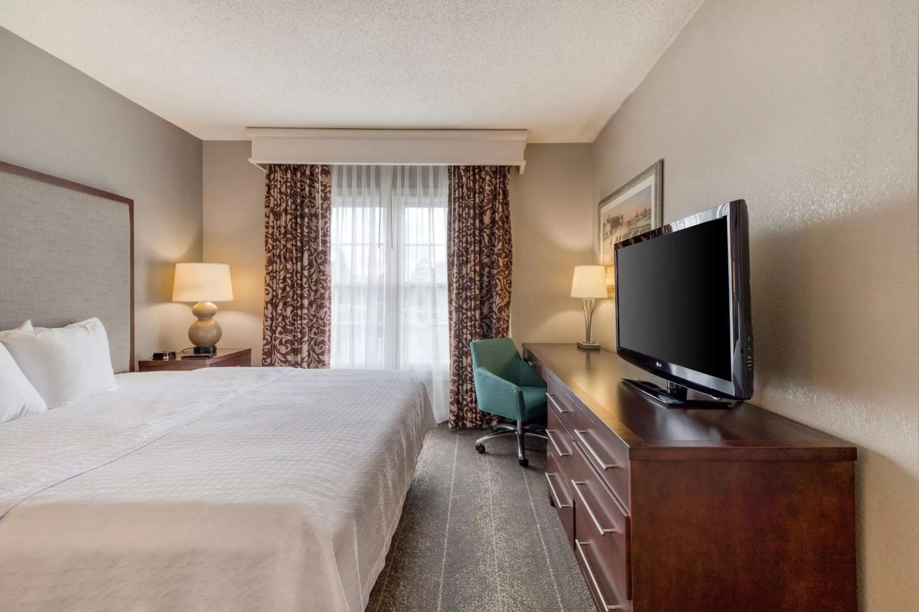 Bedroom, TV/Entertainment Center in Homewood Suites by Hilton Olmsted Village