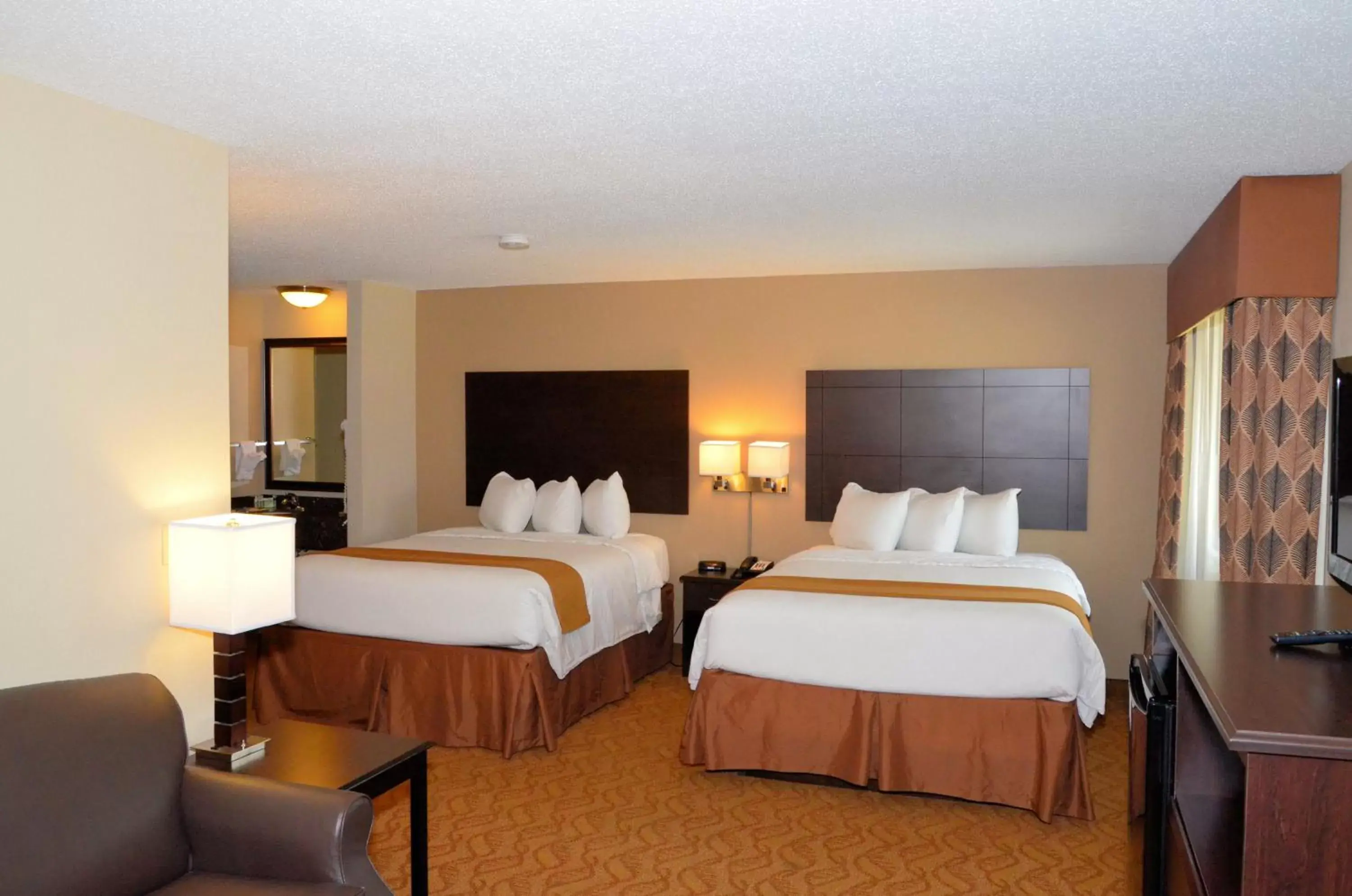 Bed in Cobblestone Inn & Suites - Lake View Bed in Cobblestone Inn & Suites - Lake View