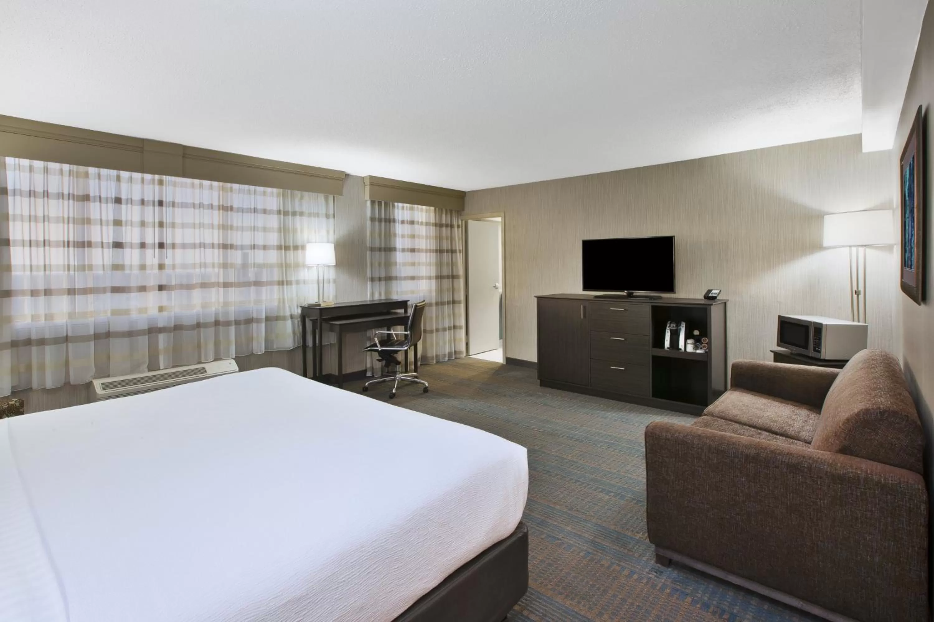 Photo of the whole room, Bed in Holiday Inn Columbus Dwtn-Capitol Square by IHG
