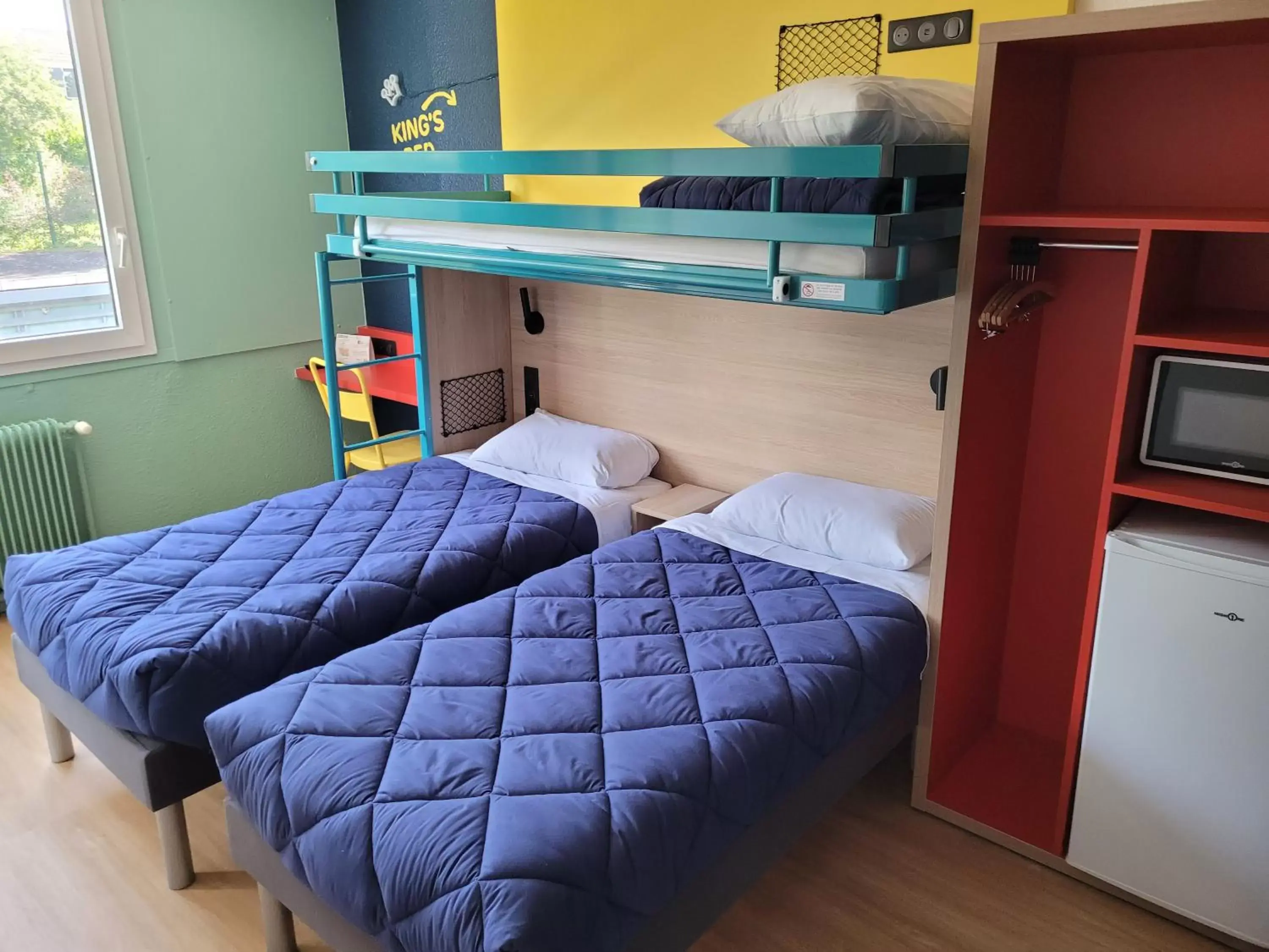 Photo of the whole room, Bunk Bed in Premiere Classe Lyon Nord Dardilly