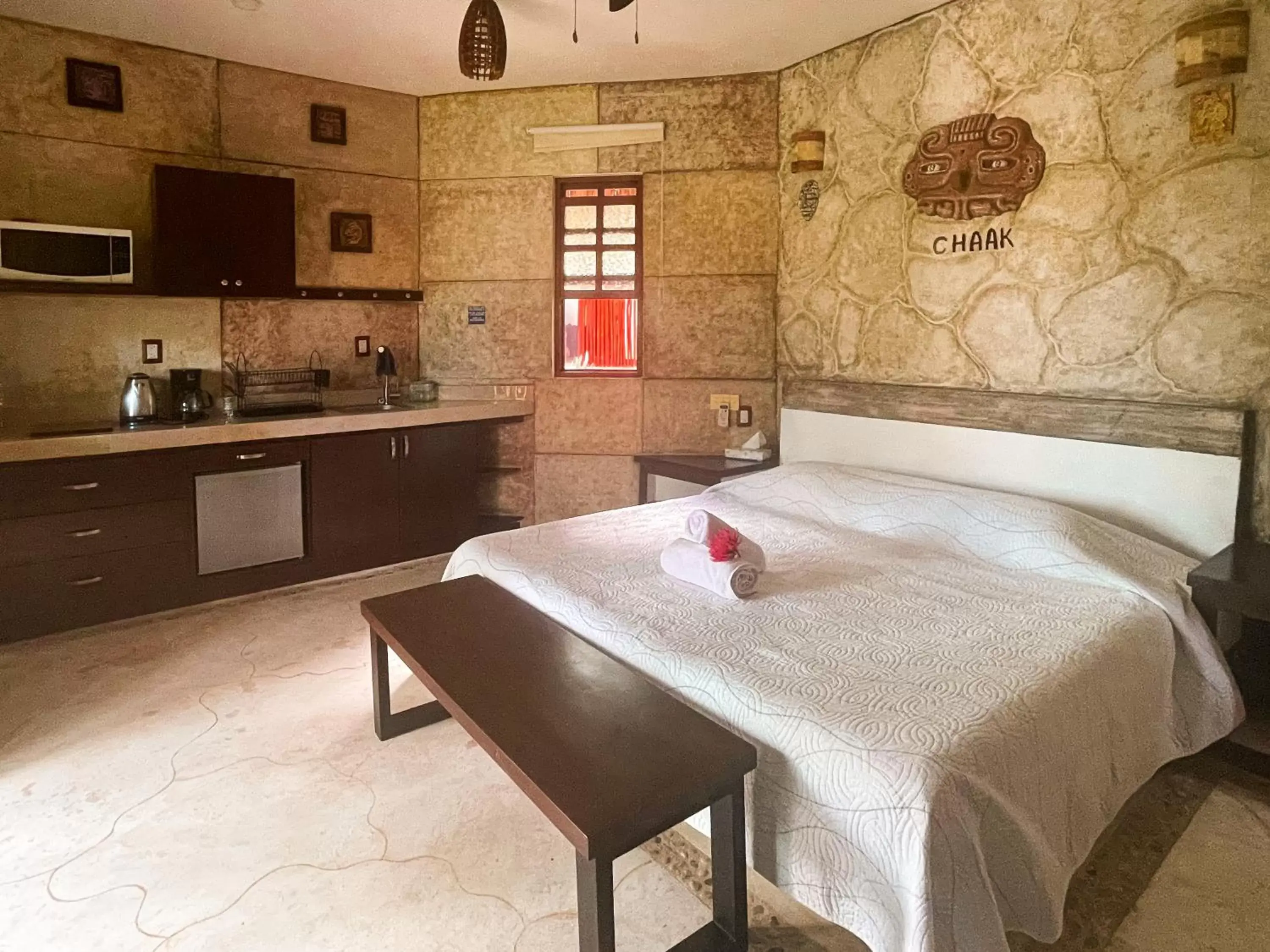 Bed, Kitchen/Kitchenette in Hotel Boutique Aurea