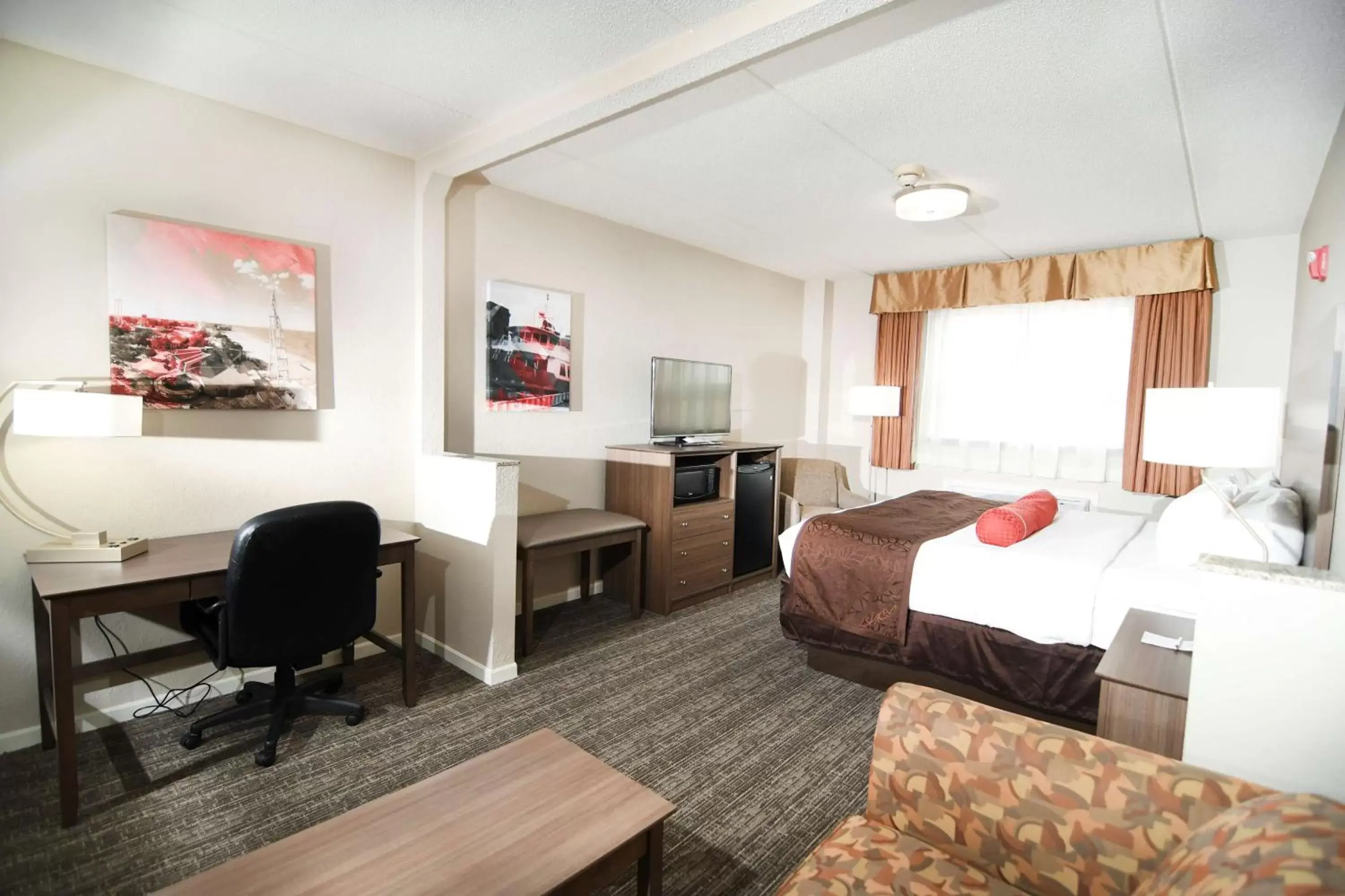 Photo of the whole room in Best Western Plus Sandusky Hotel & Suites