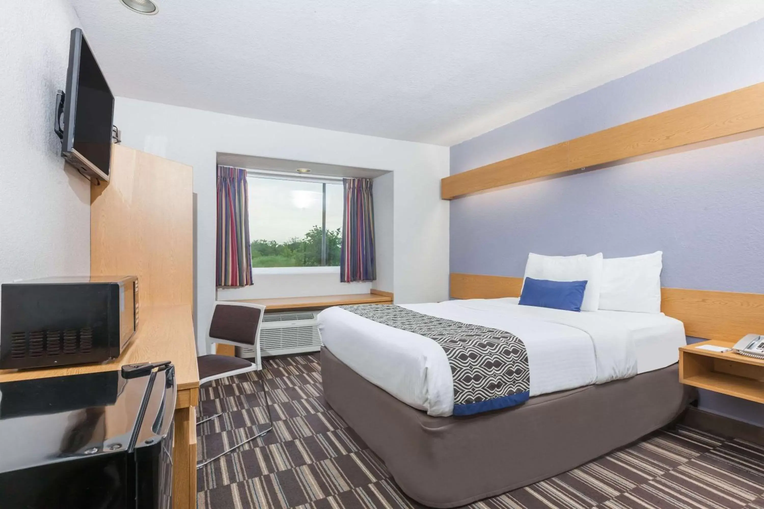 Photo of the whole room, Bed in Microtel Inn by Wyndham Ardmore