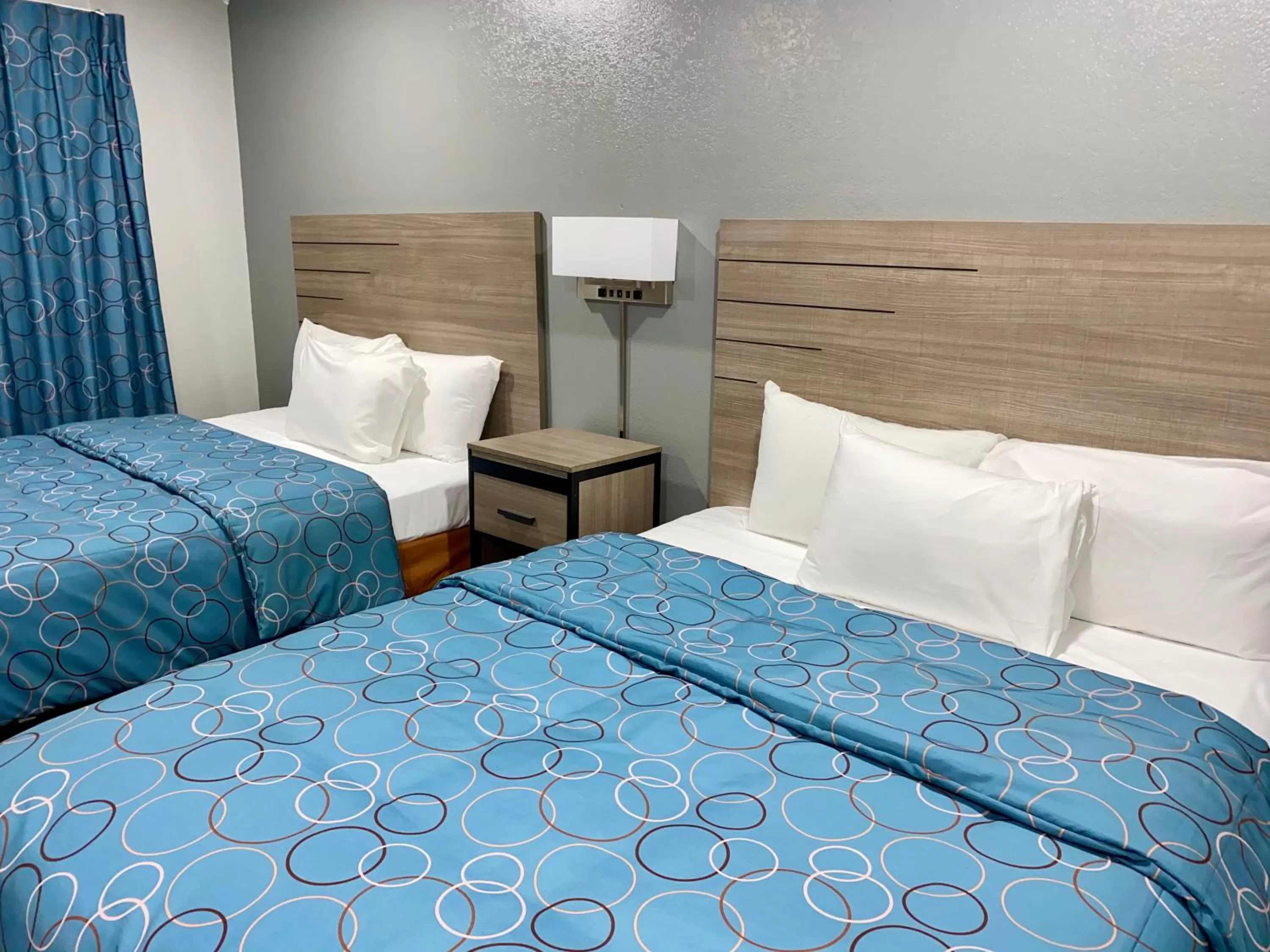 Bed in Budget Host Inn