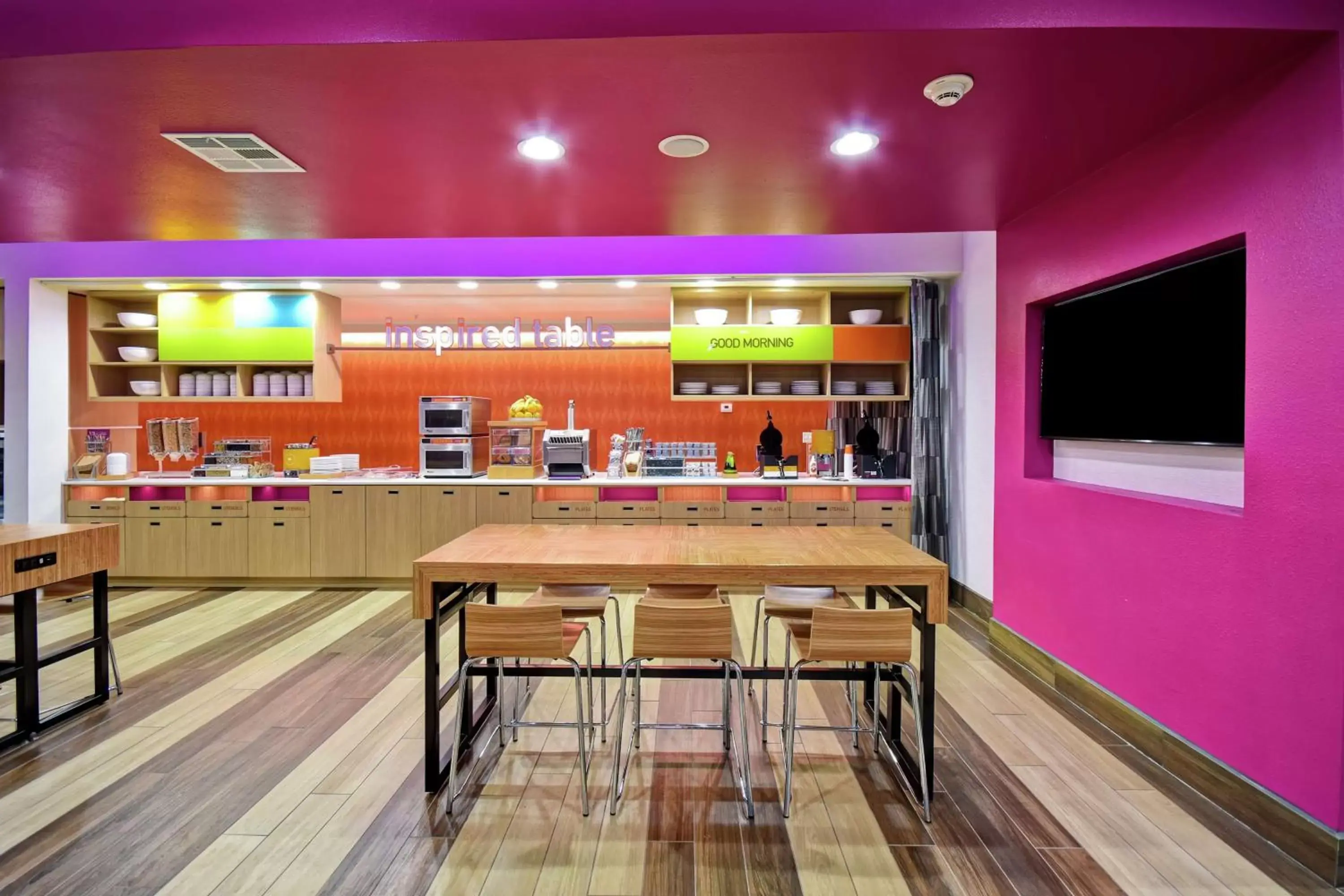 Dining area in Home2 Suites By Hilton Oklahoma City Airport