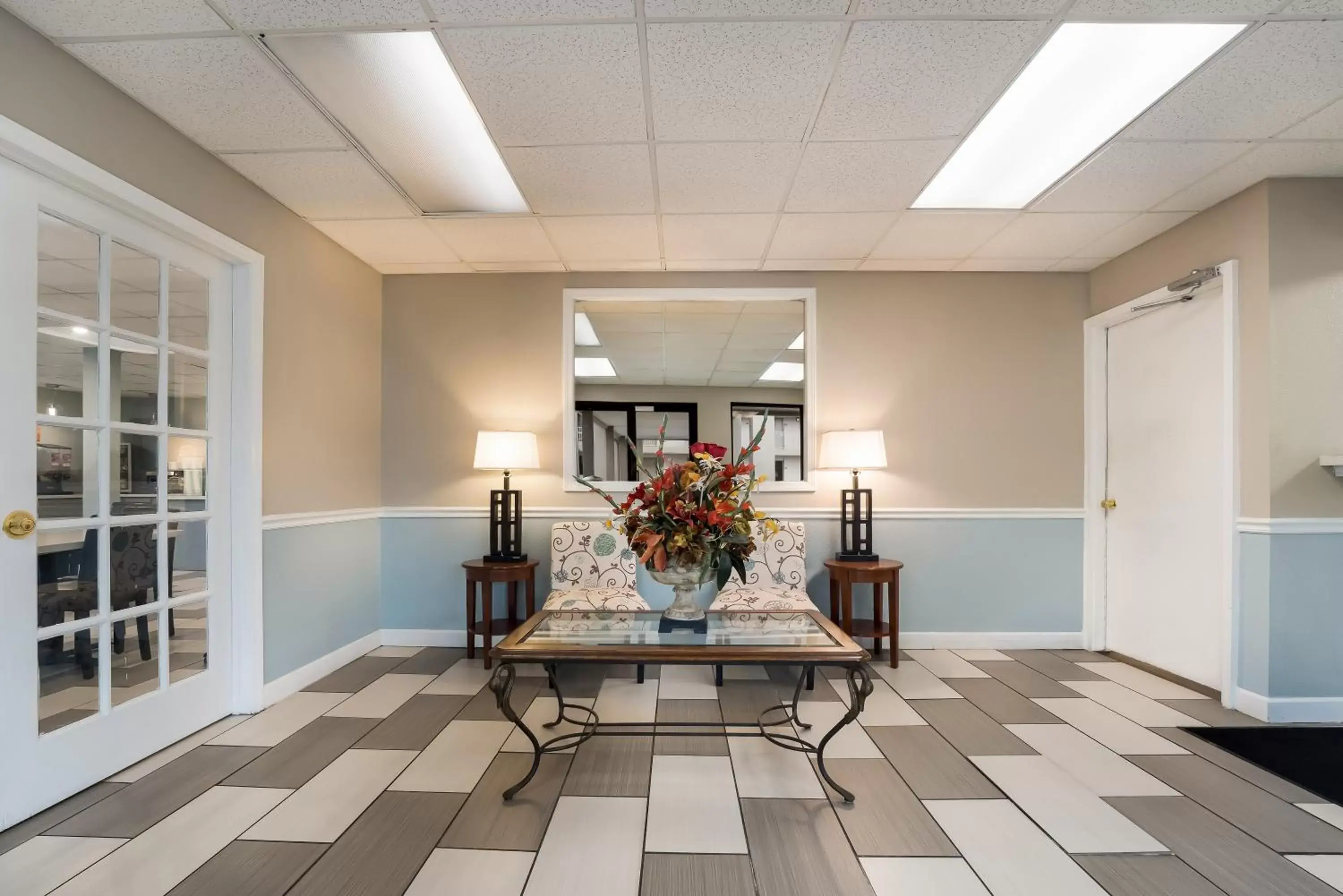 Seating area in SureStay Hotel by Best Western Columbus Downtown