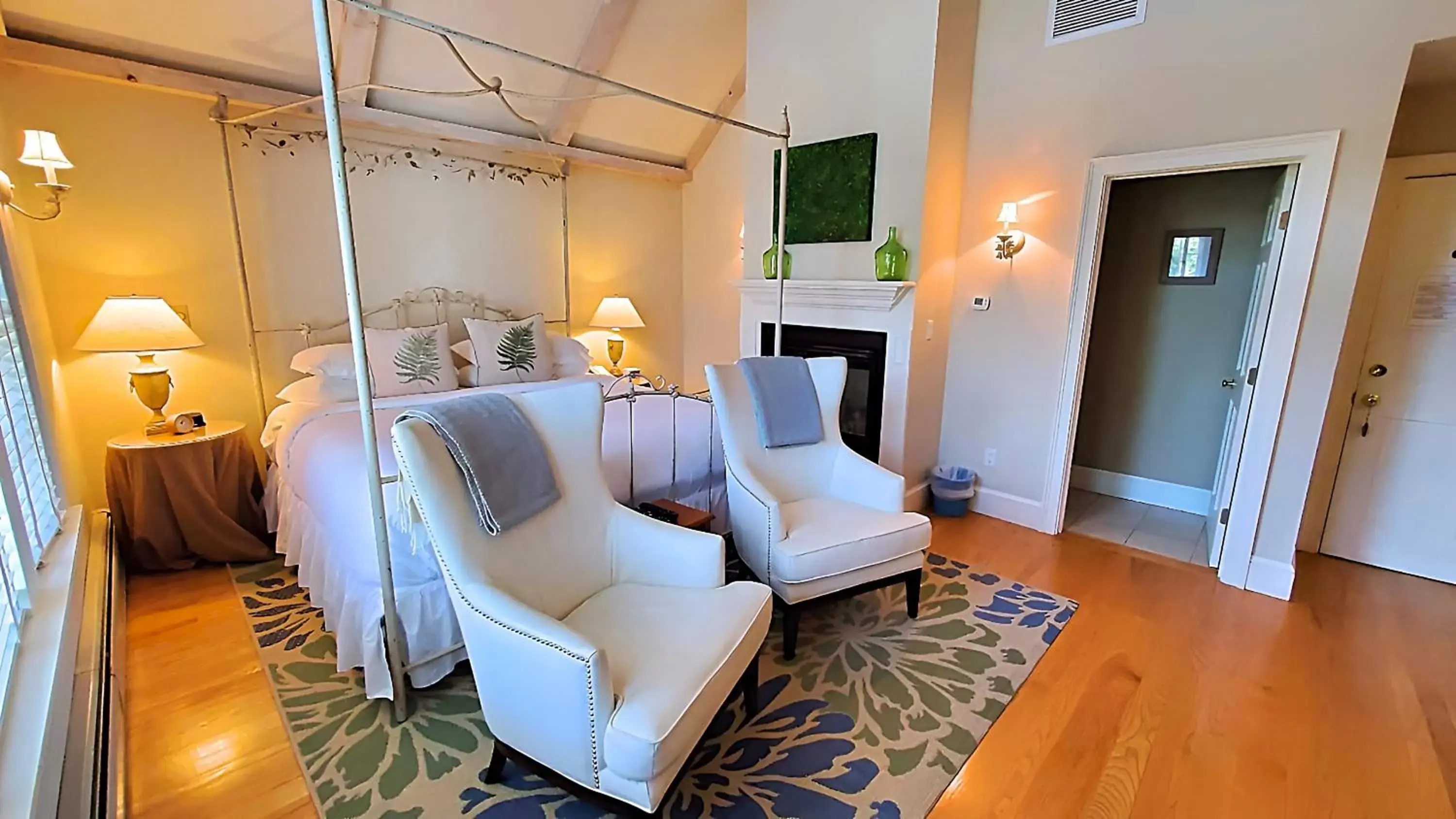 Photo of the whole room, Seating Area in Four Columns Inn