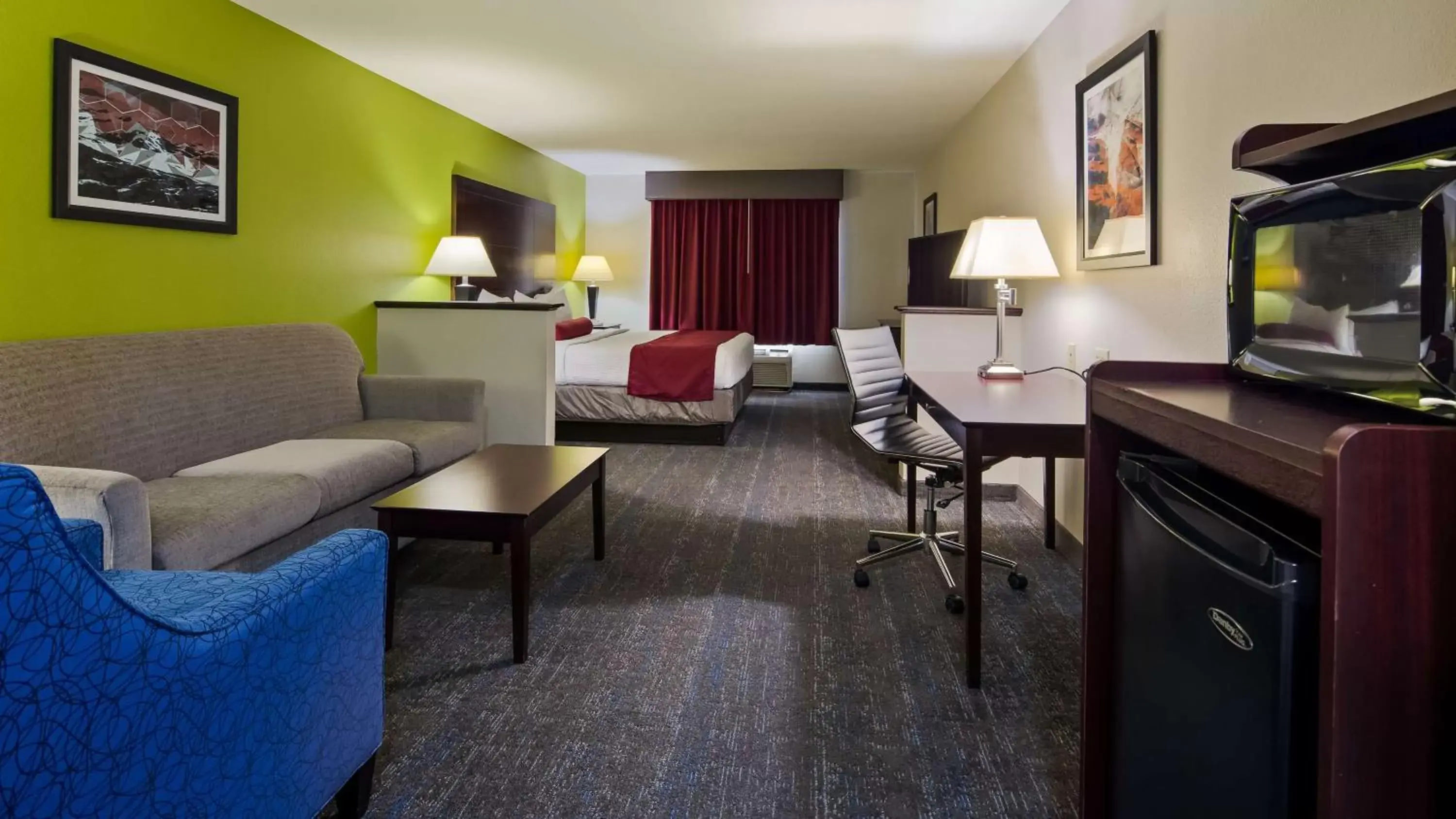 Photo of the whole room, Seating Area in Best Western Plus Mansfield Inn and Suites