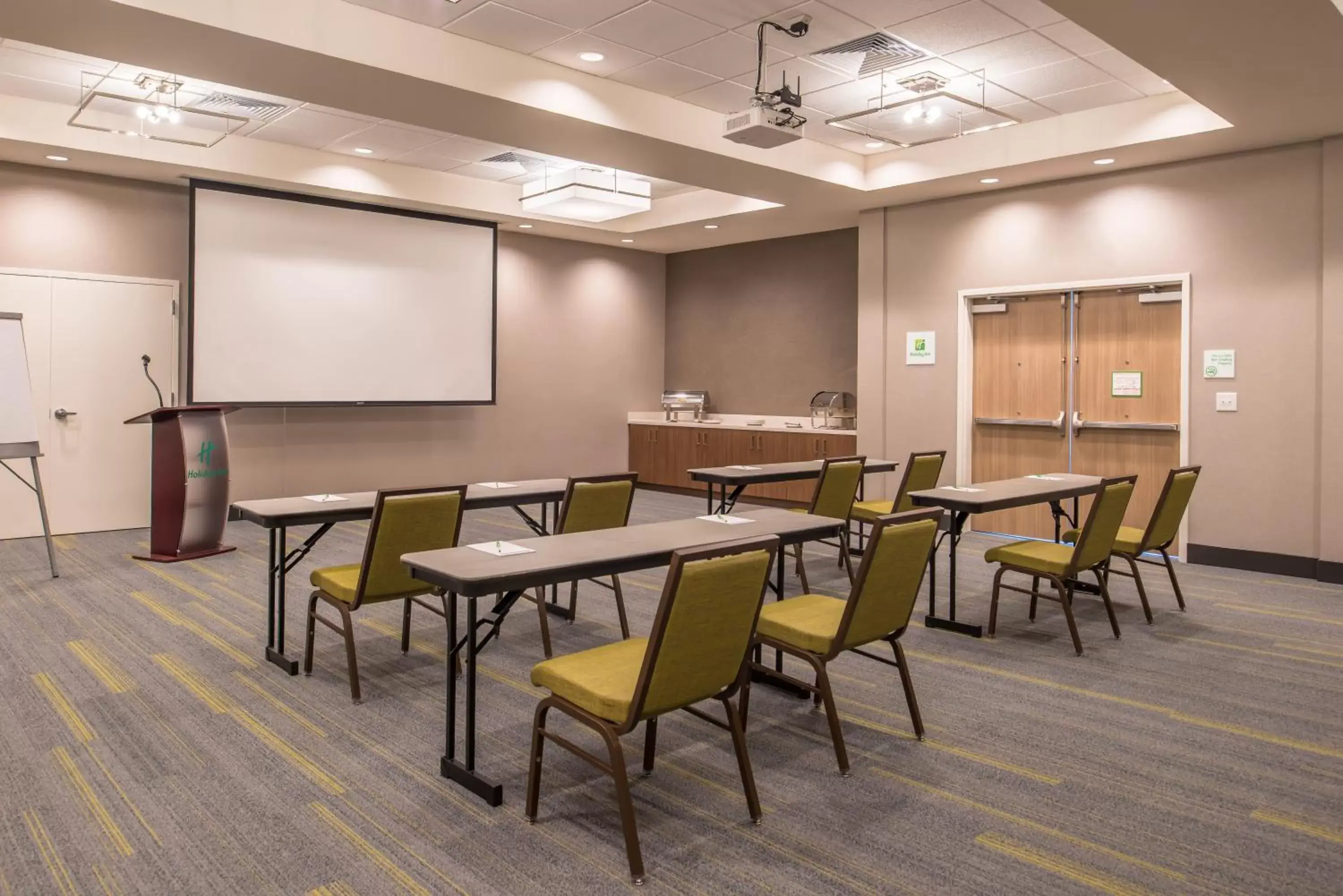 Meeting/conference room in Holiday Inn Joplin, an IHG Hotel