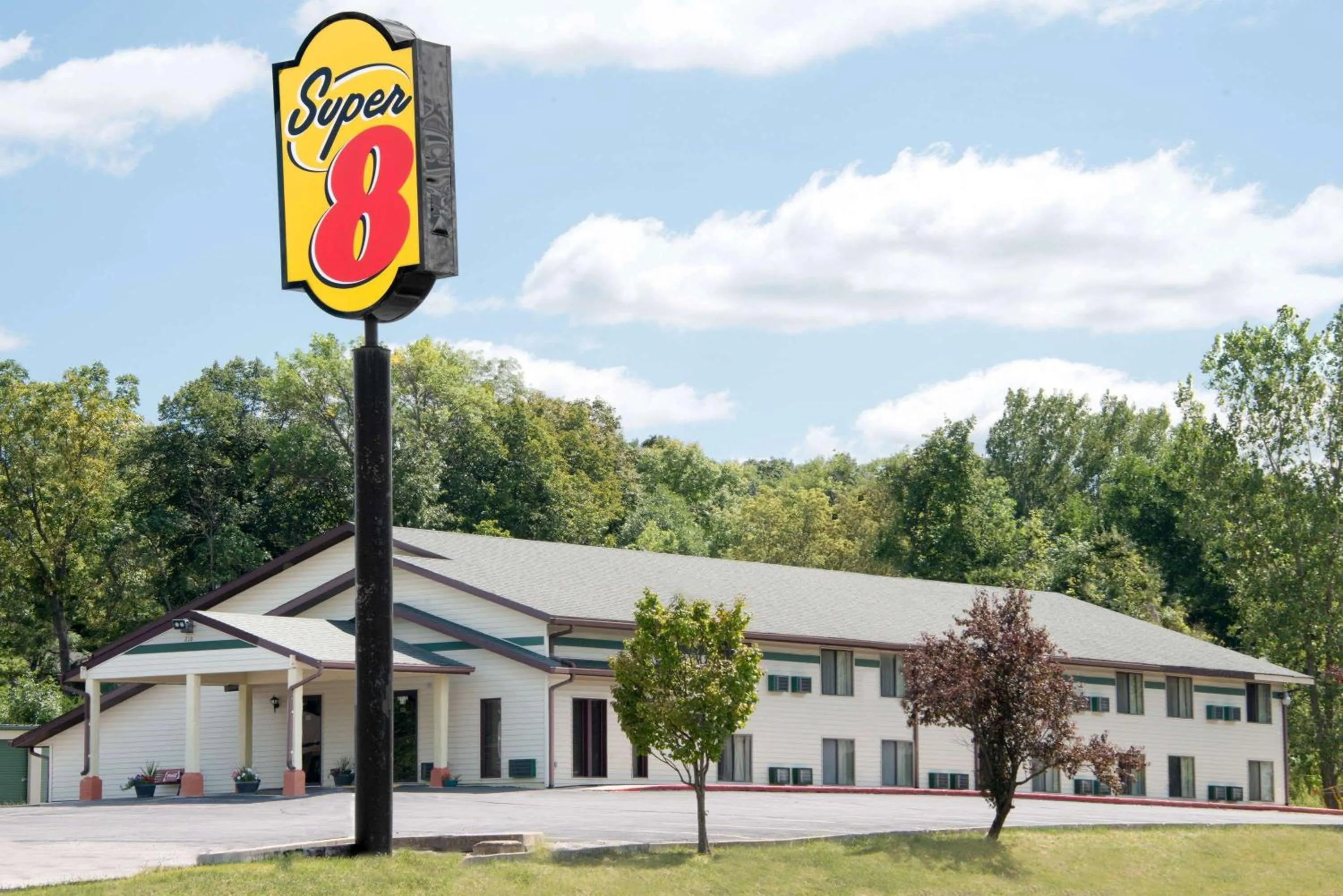 Property building in Super 8 by Wyndham Algona