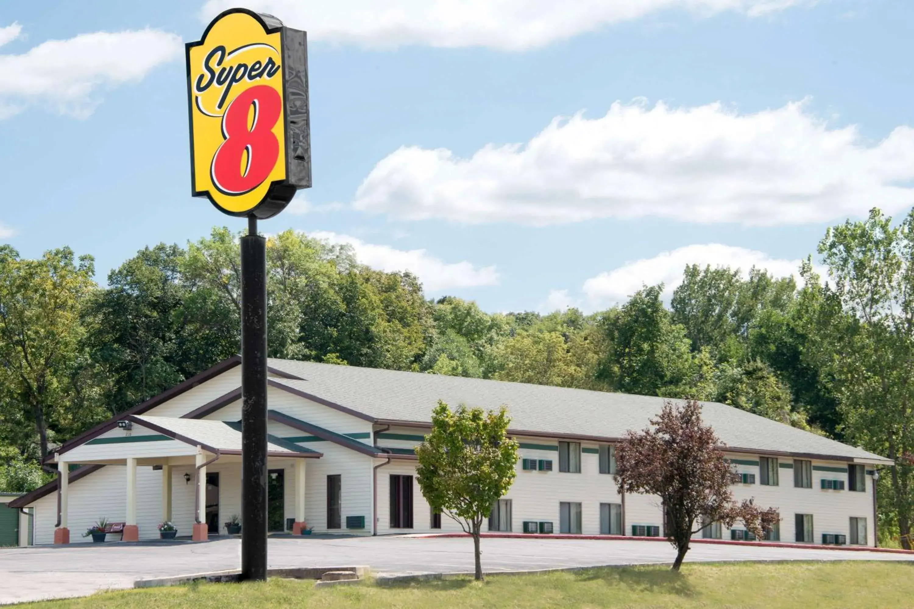 Property building in Super 8 by Wyndham Algona Property building in Super 8 by Wyndham Algona