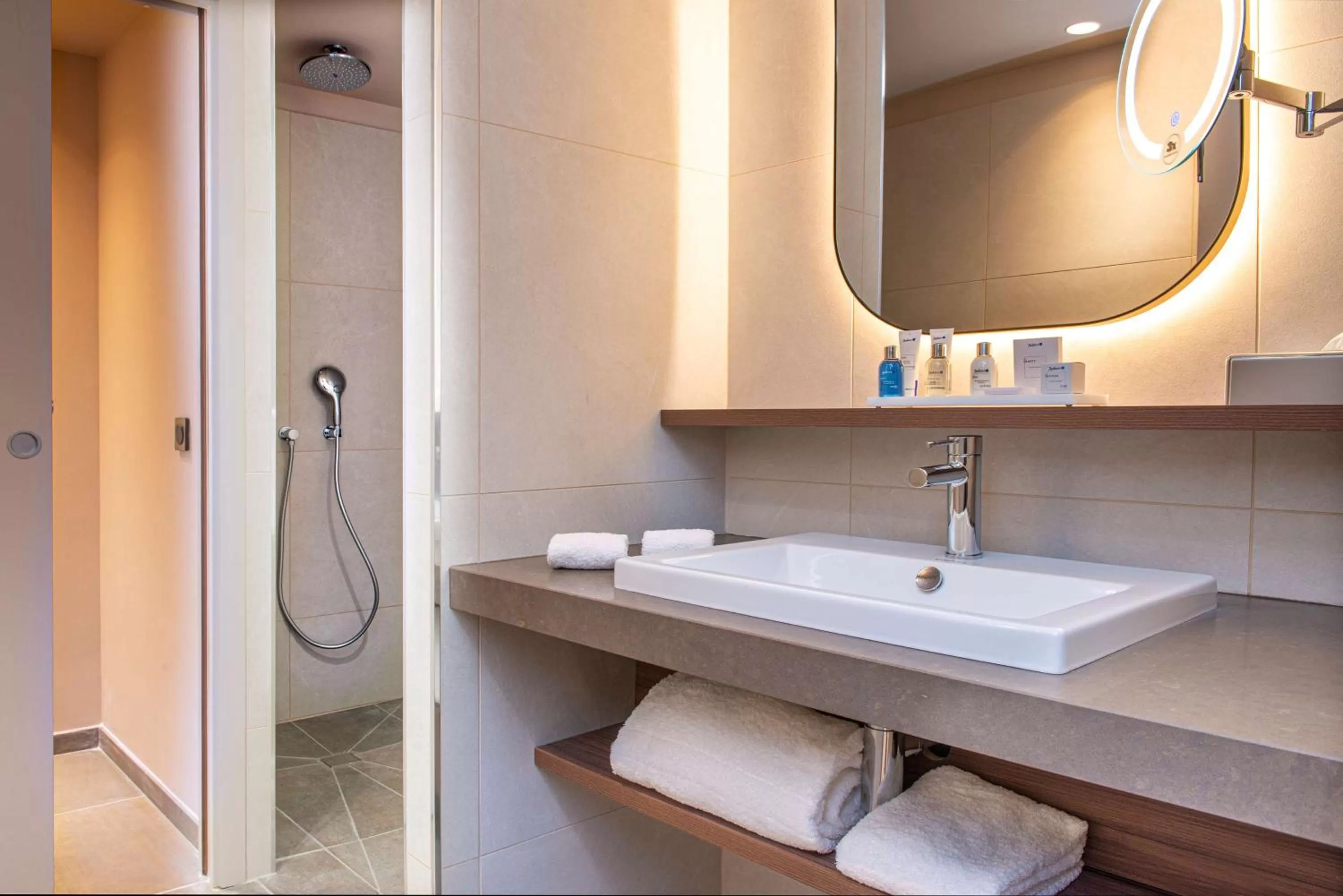 Shower in Radisson Blu Hotel, Rouen Centre