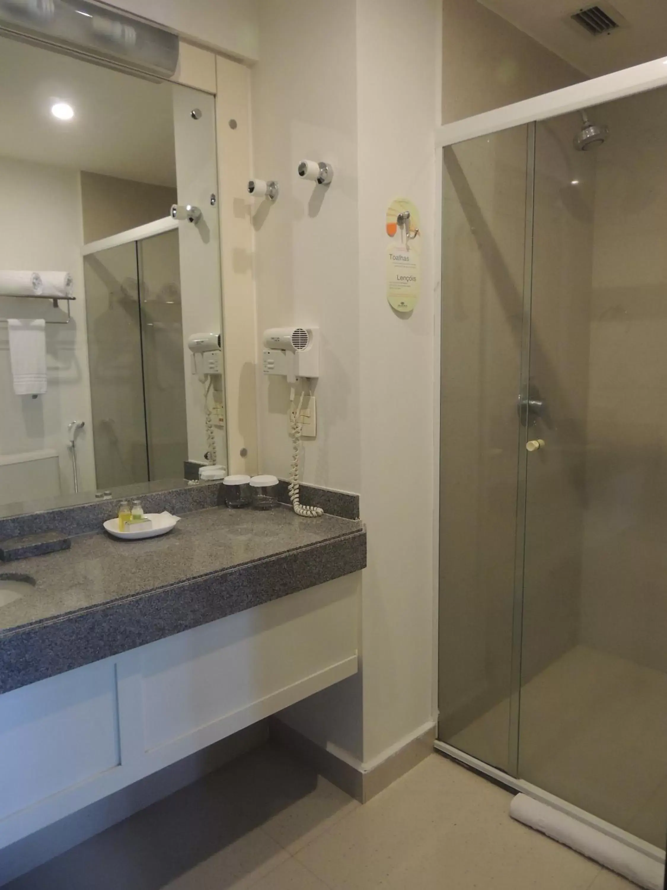 Shower, Bathroom in Quality Suites Alphaville