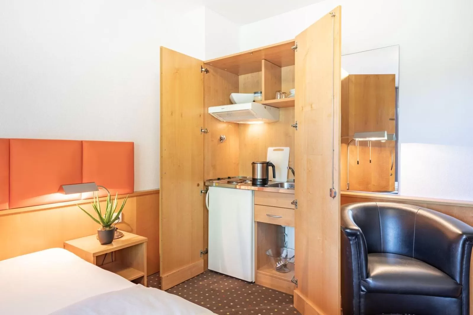 Kitchen or kitchenette, Bed in acora Düsseldorf Living the City - Apartments