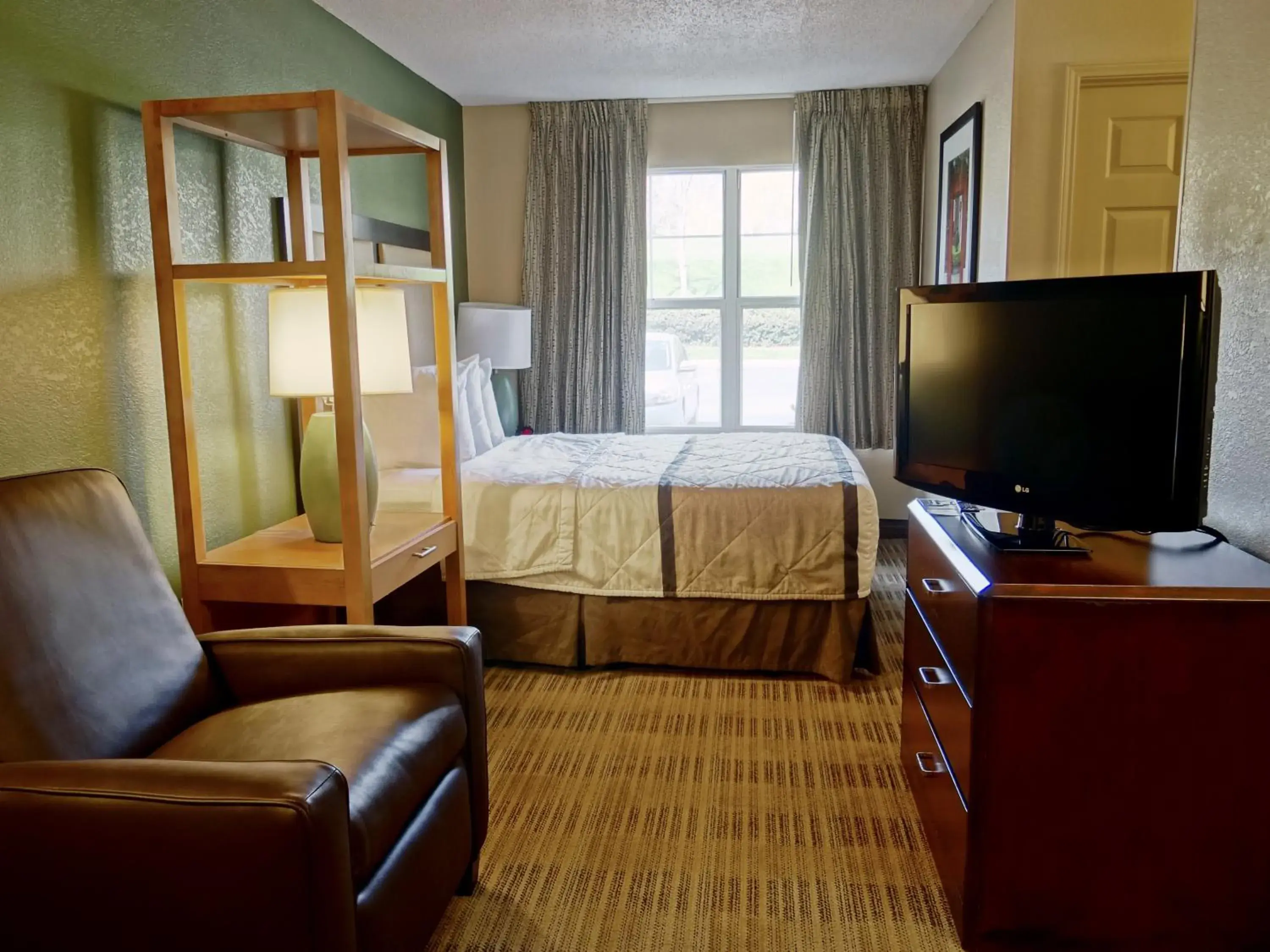 Bed, TV/Entertainment Center in Extended Stay America Suites - Kansas City - Overland Park - Metcalf Ave