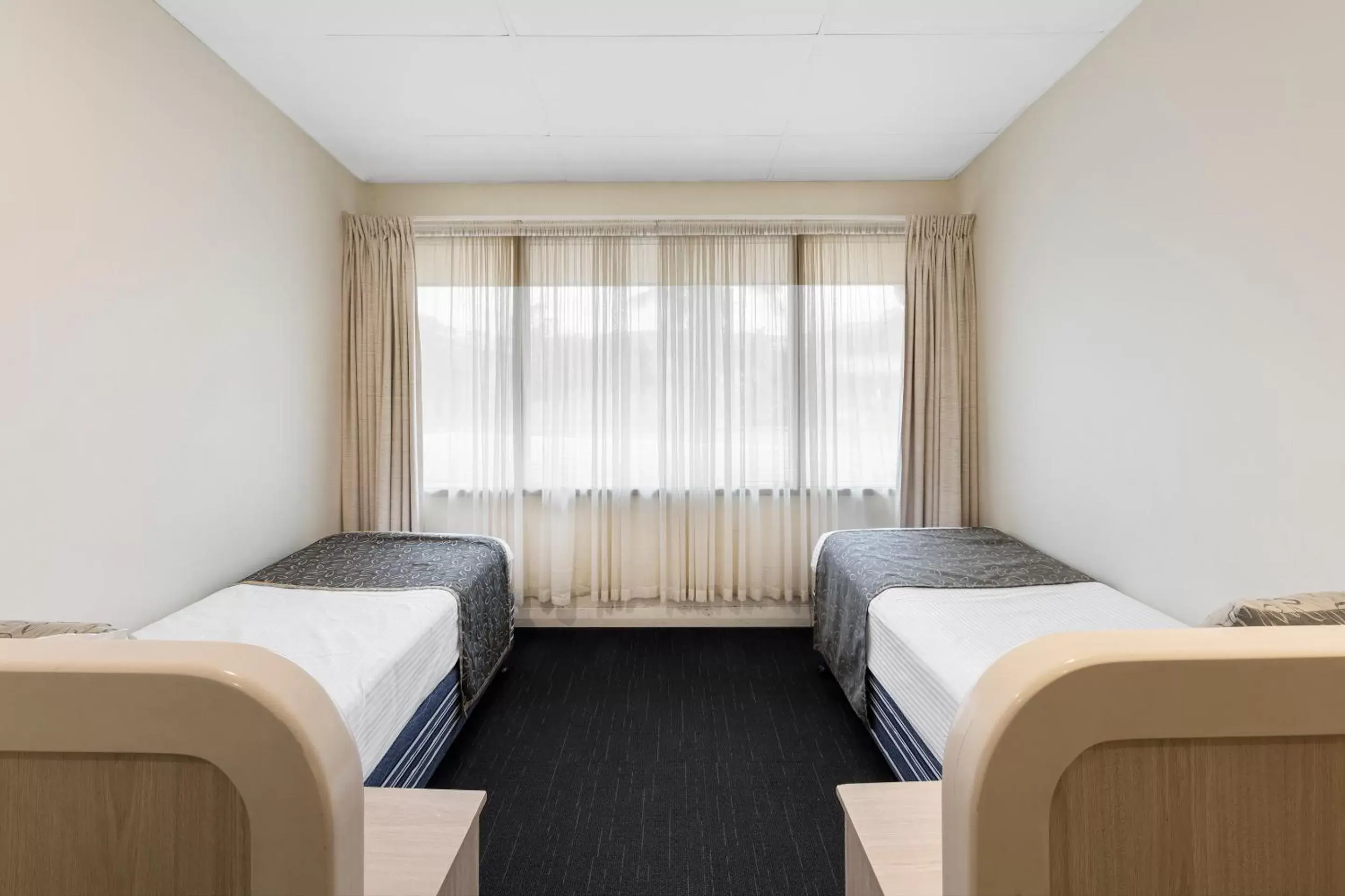 Bed in Adelaide Granada Motor Inn