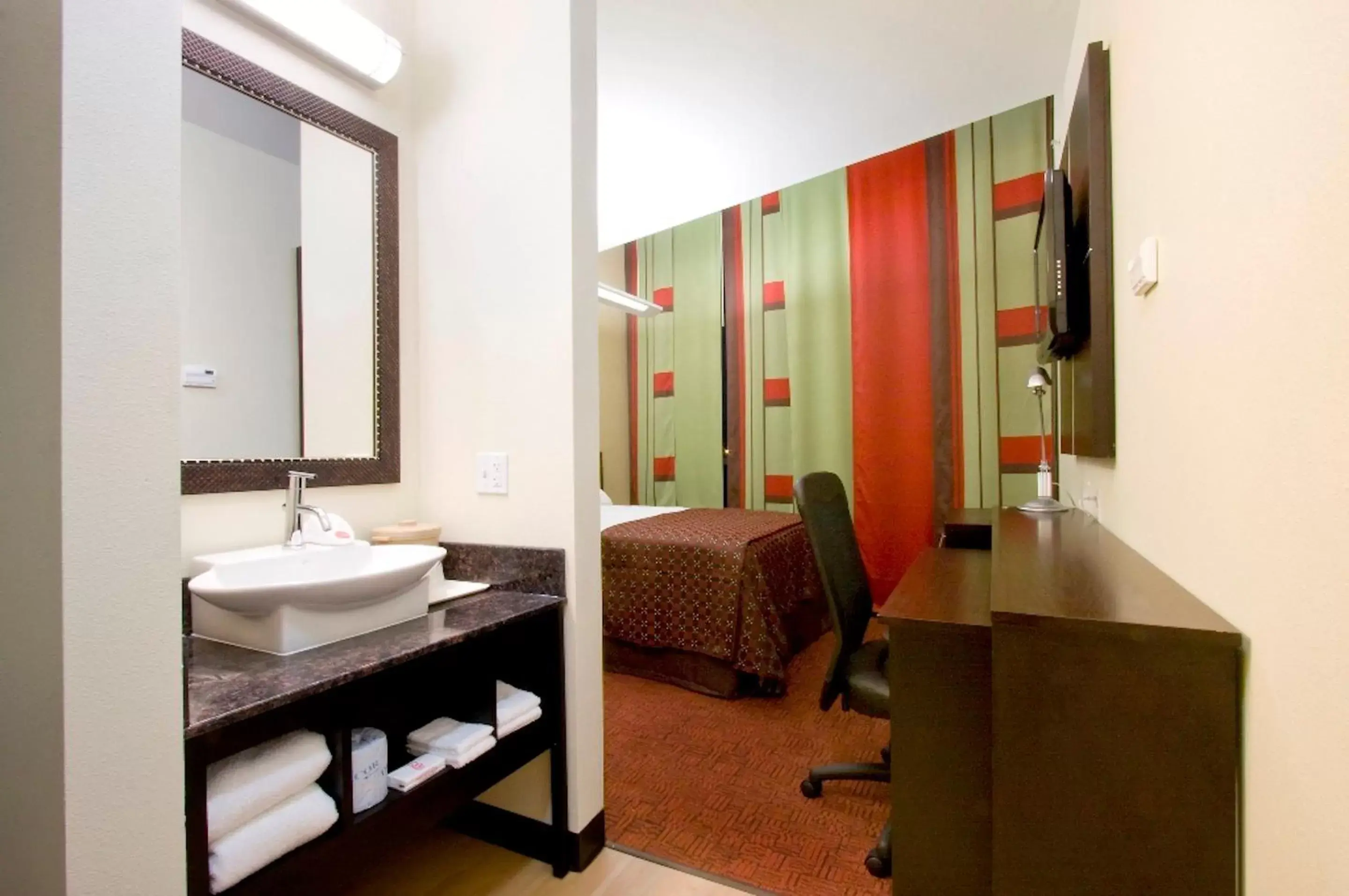 Bedroom, Bathroom in Red Roof Inn & Suites Beaumont