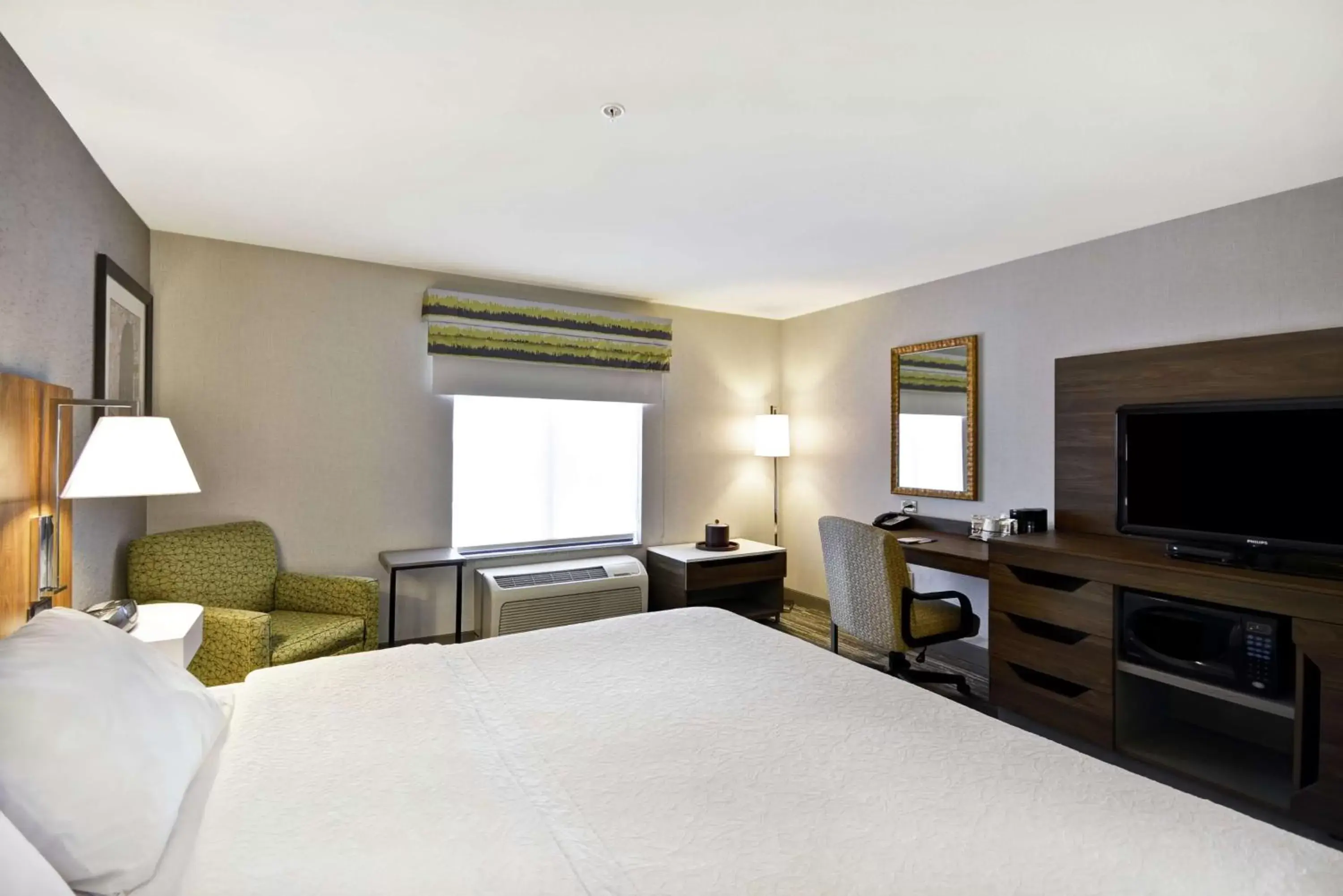 Bedroom, TV/Entertainment Center in Hampton Inn & Suites Yuma