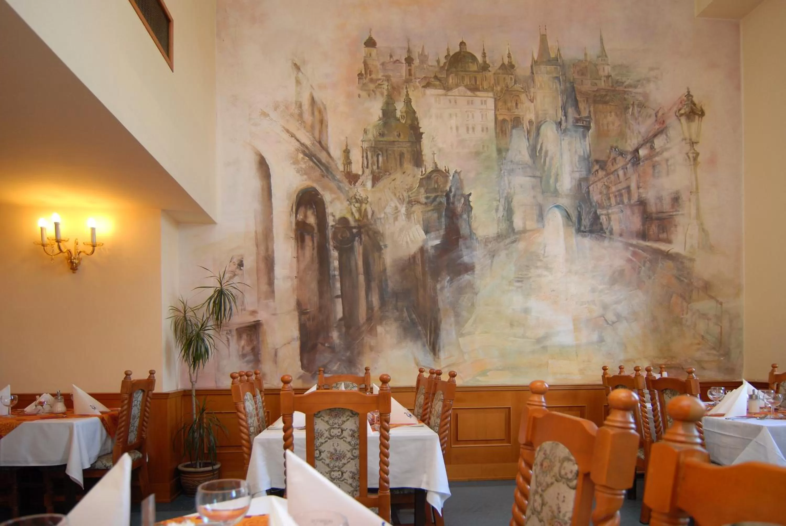 Restaurant/places to eat in Hotel Opera