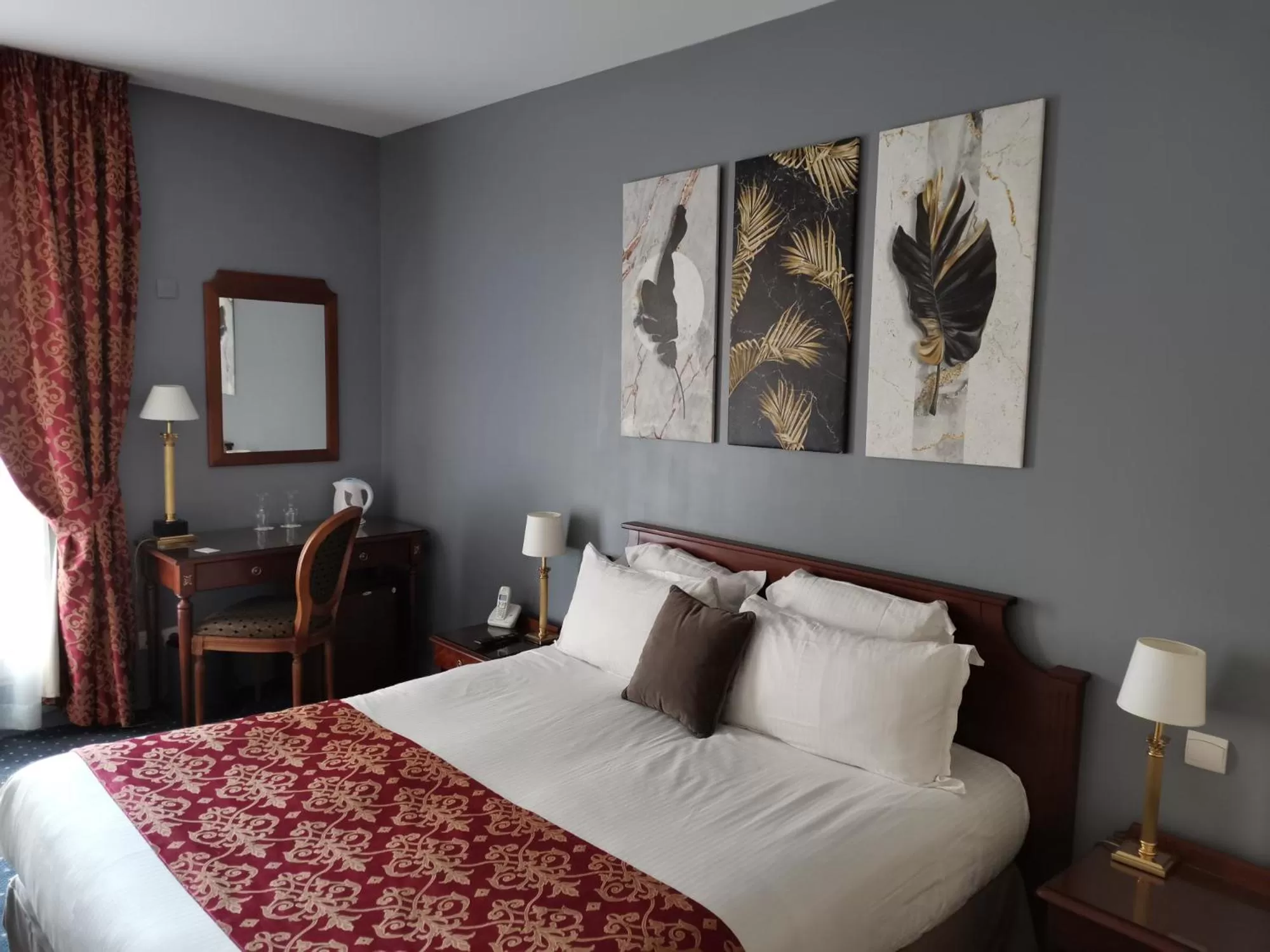 Bedroom, Bed in Amiral Hôtel