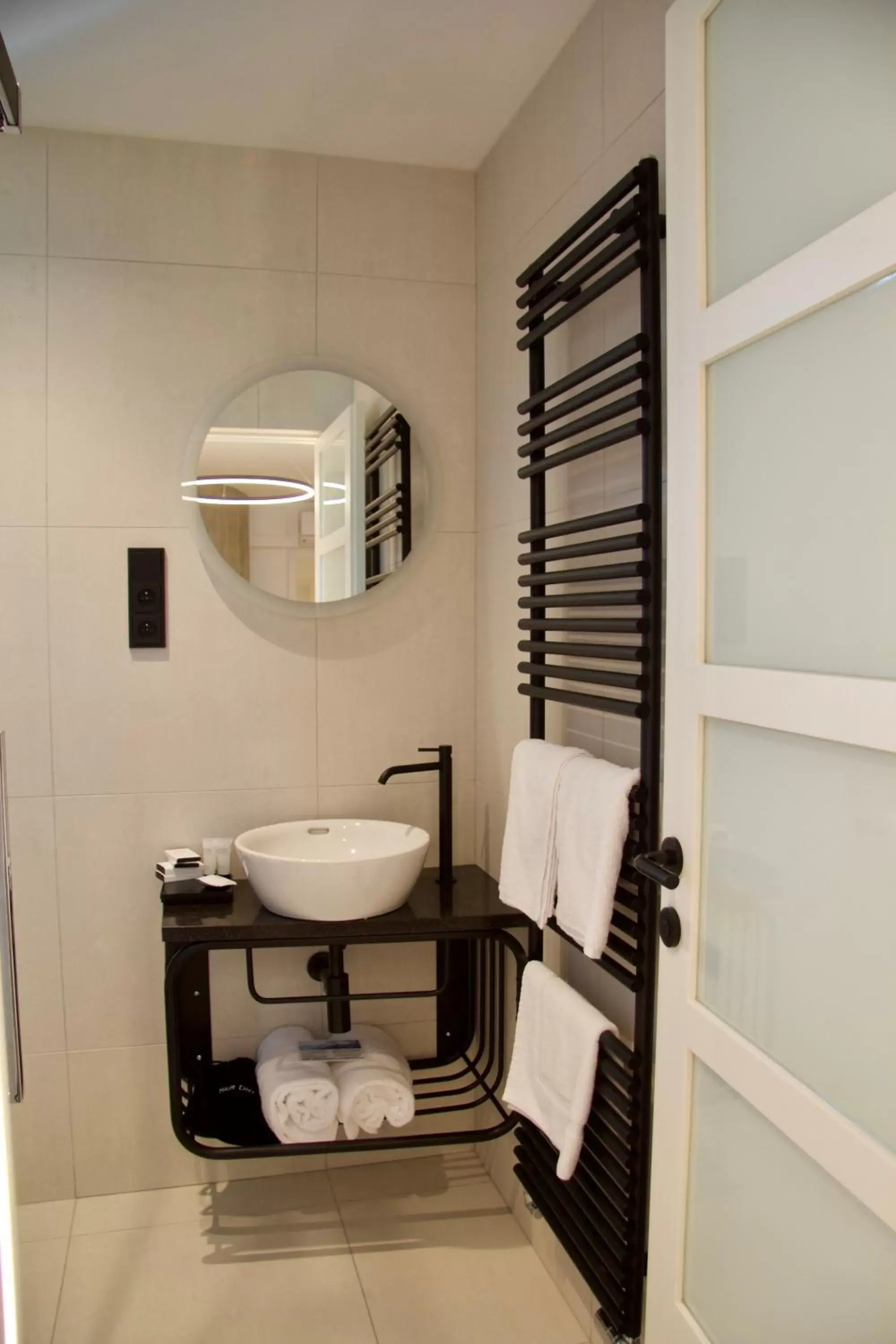 Shower, Bathroom in Chevron Hotel