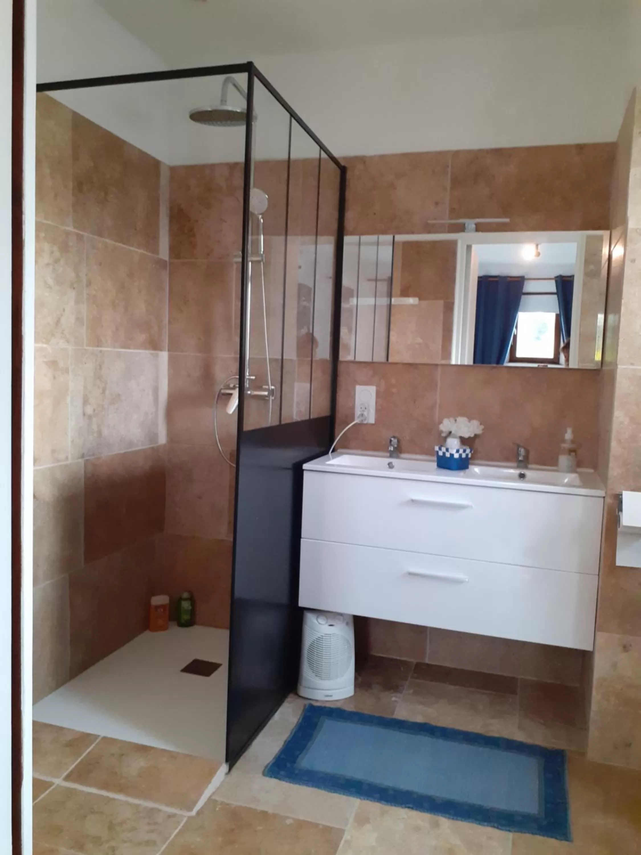 Bathroom in La Sapiniére -chambres climatisées