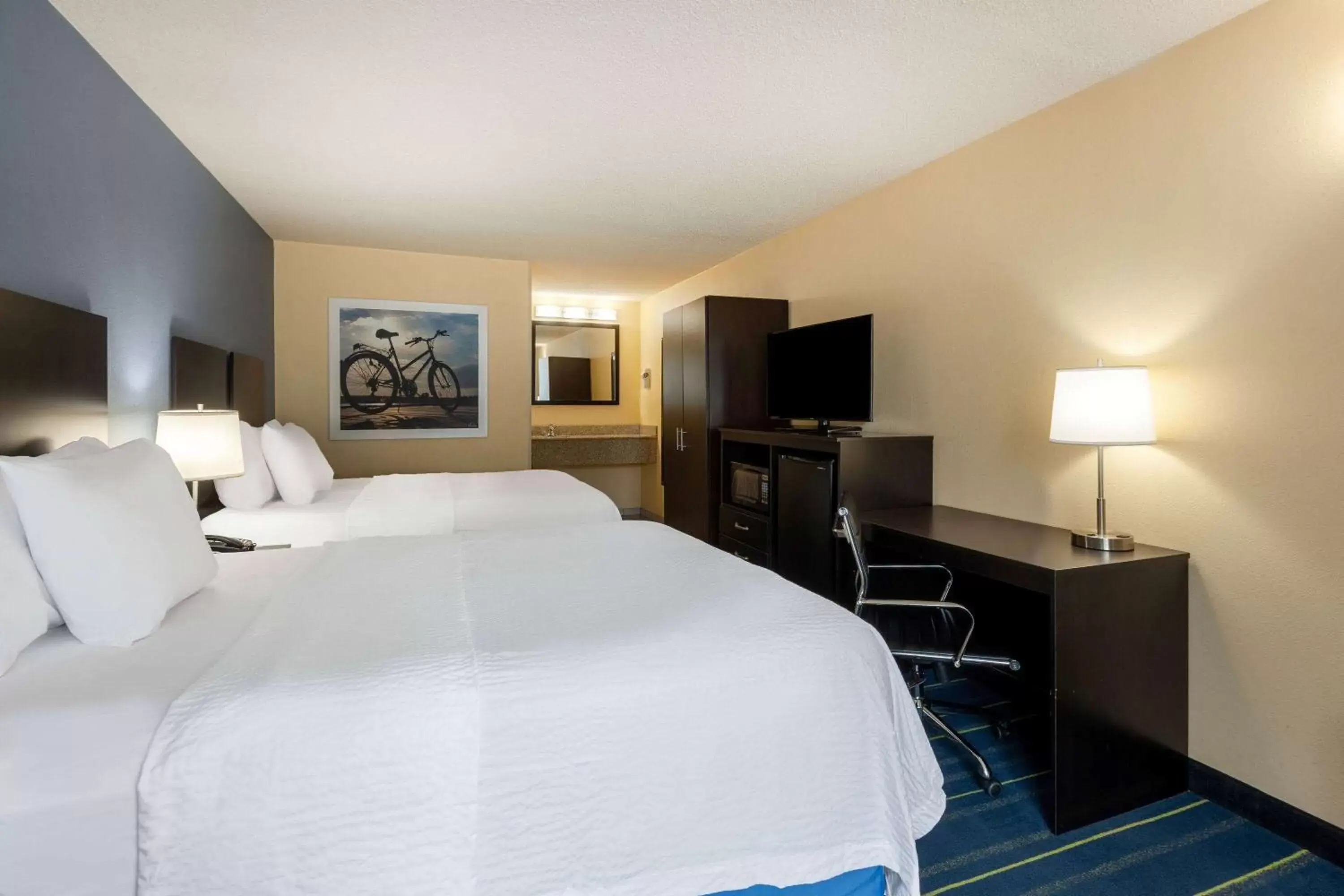 Photo of the whole room, Bed in Days Inn by Wyndham Charles Town